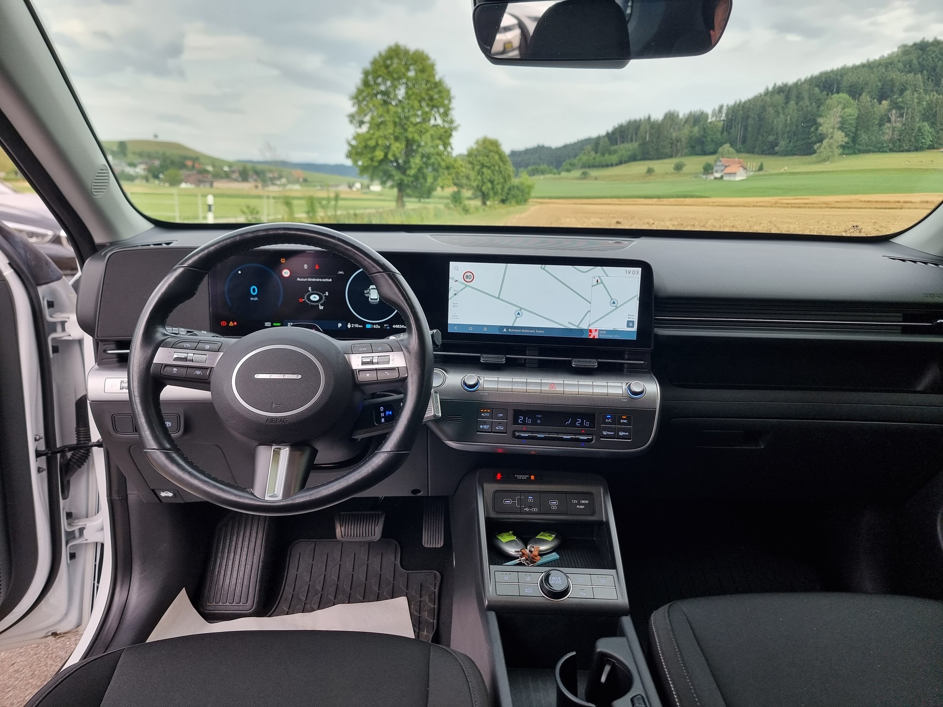 HYUNDAI Kona EV 65.4 kWh Amplia-image-4