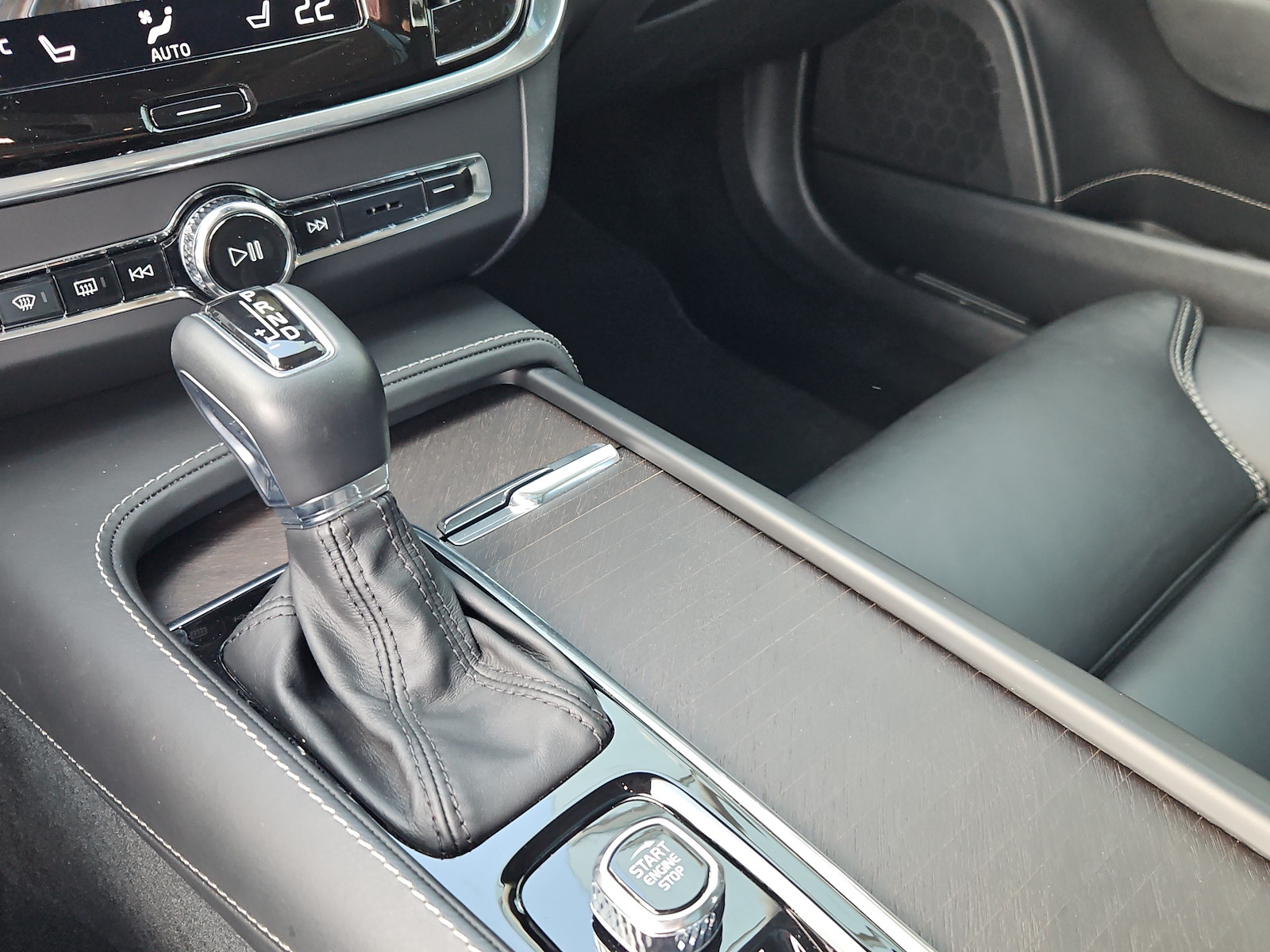 VOLVO V90 Cross Country 2.0 T5 Pro AWD-image-13