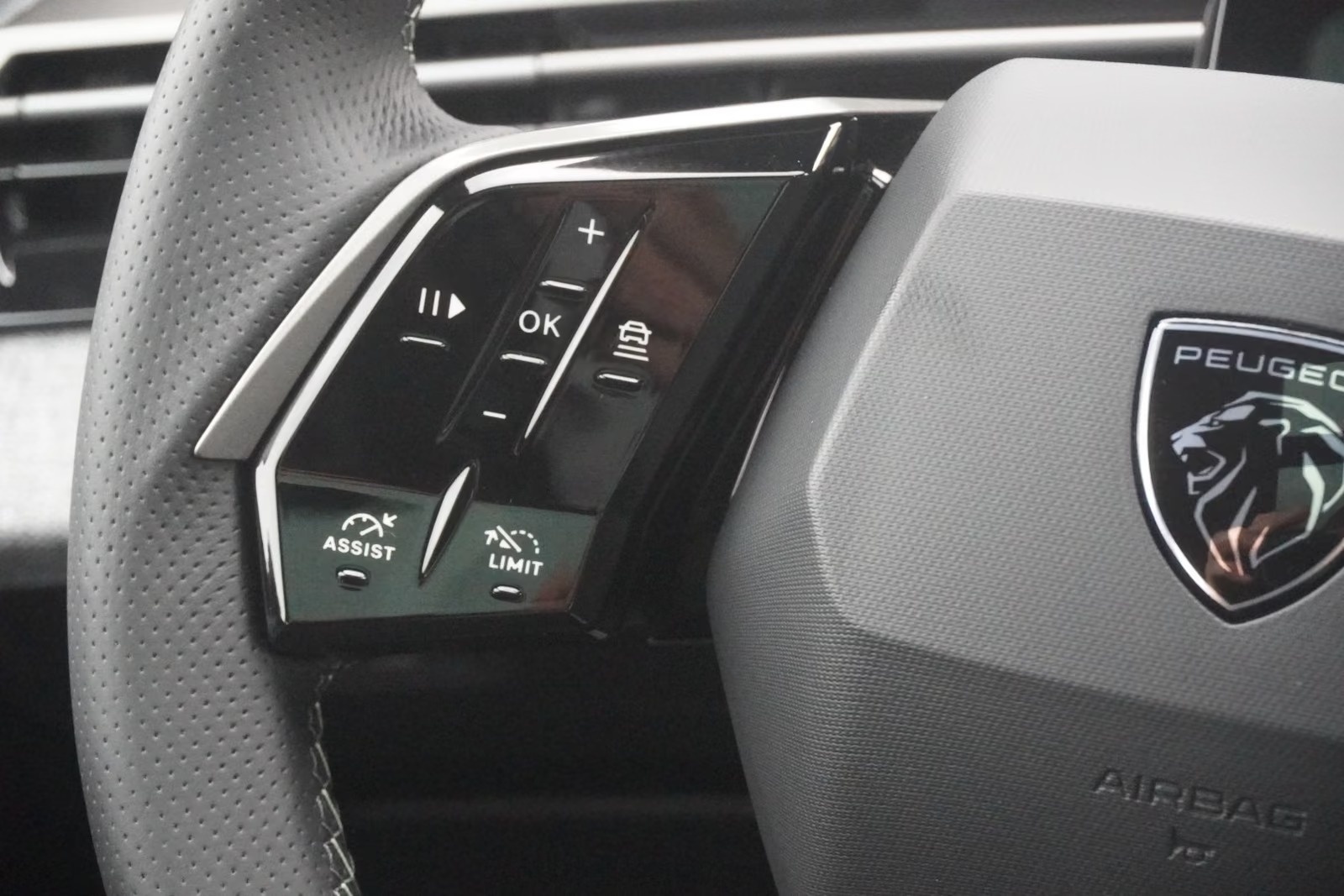 PEUGEOT 5008 1.2 Hybrid e-DCS6 GT Exclusive 7 Plätzer Anhängerkupplung-image-24