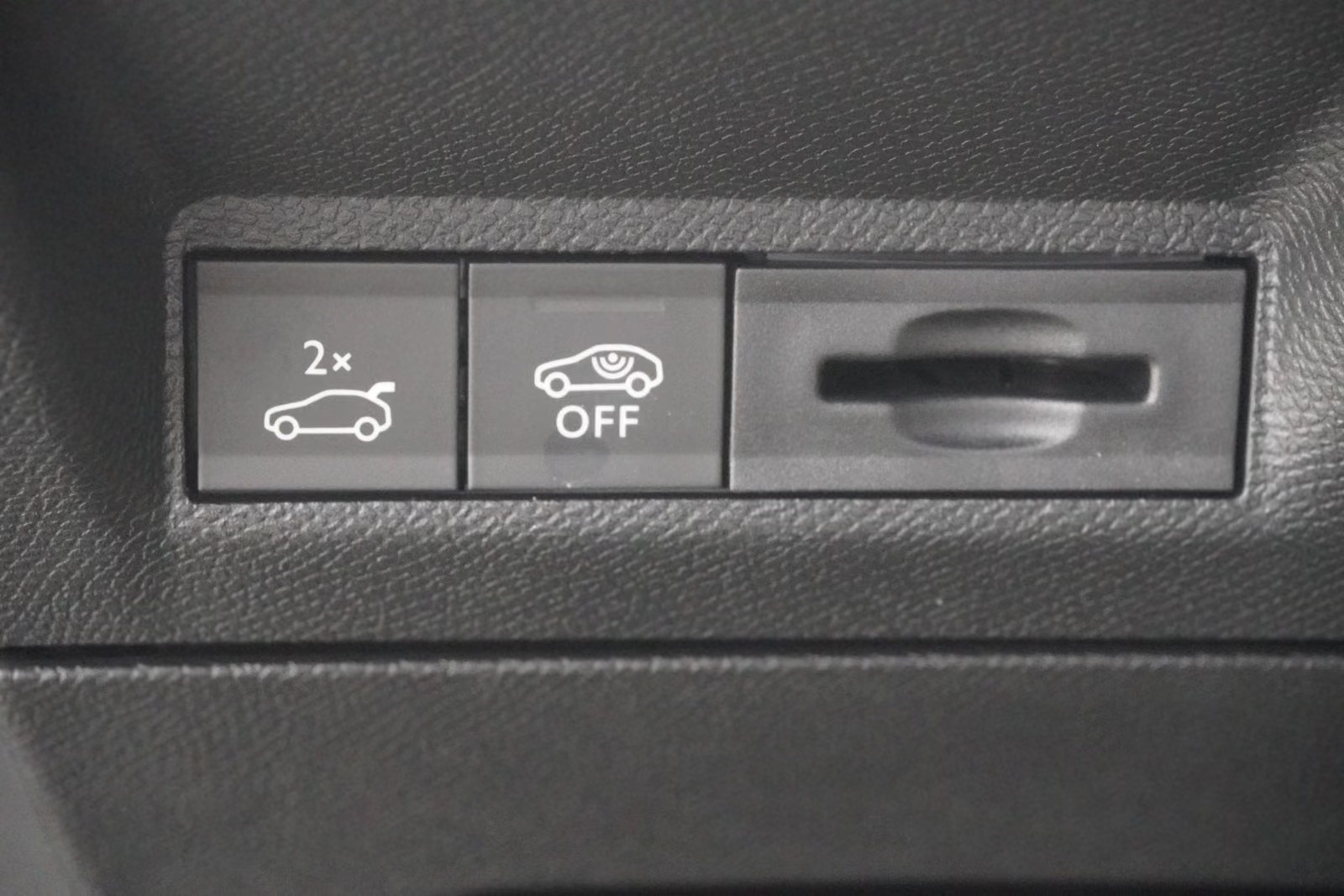 PEUGEOT 5008 1.2 Hybrid e-DCS6 GT Exclusive 7 Plätzer Anhängerkupplung-image-21