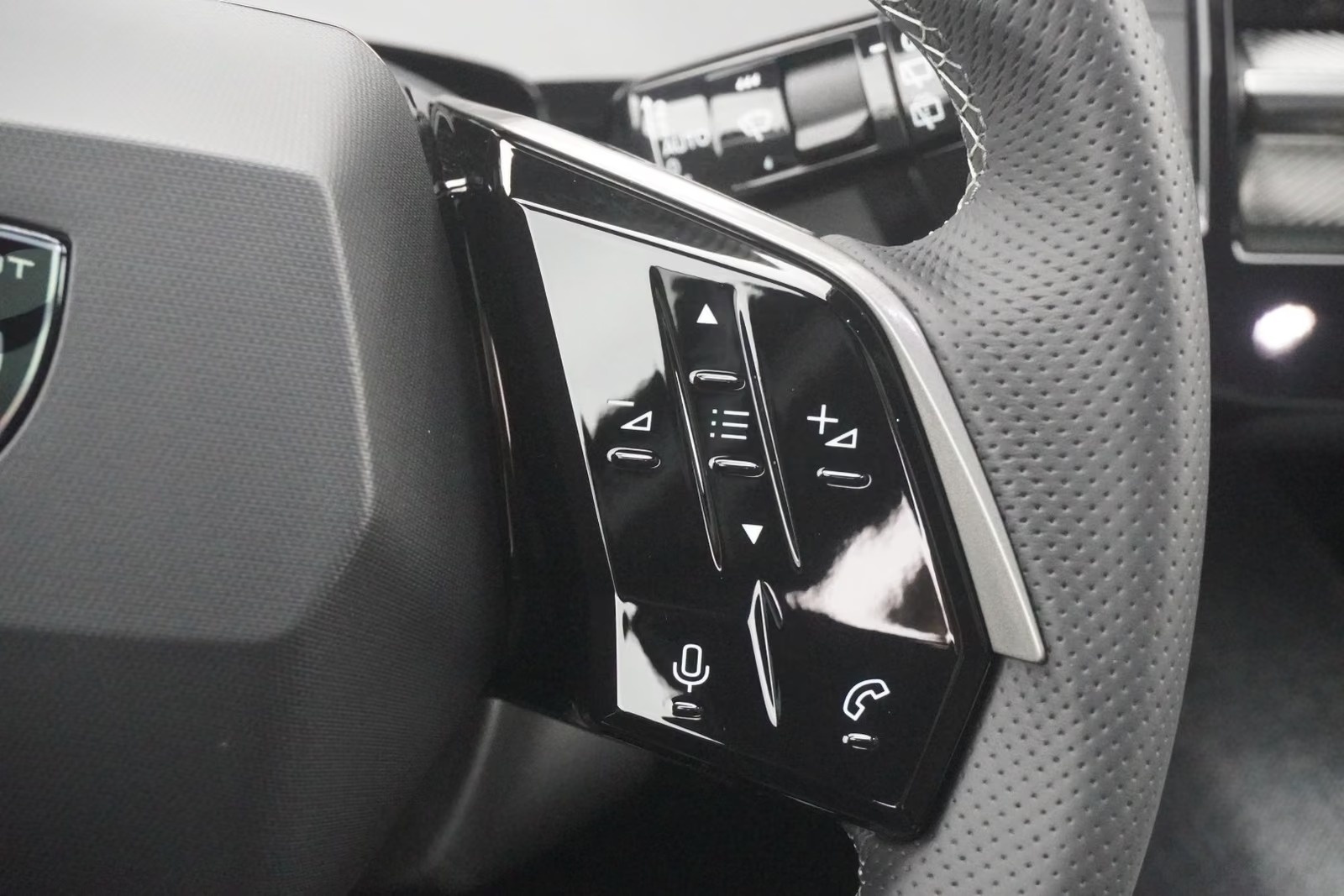 PEUGEOT 5008 1.2 Hybrid e-DCS6 GT Exclusive 7 Plätzer Anhängerkupplung-image-25