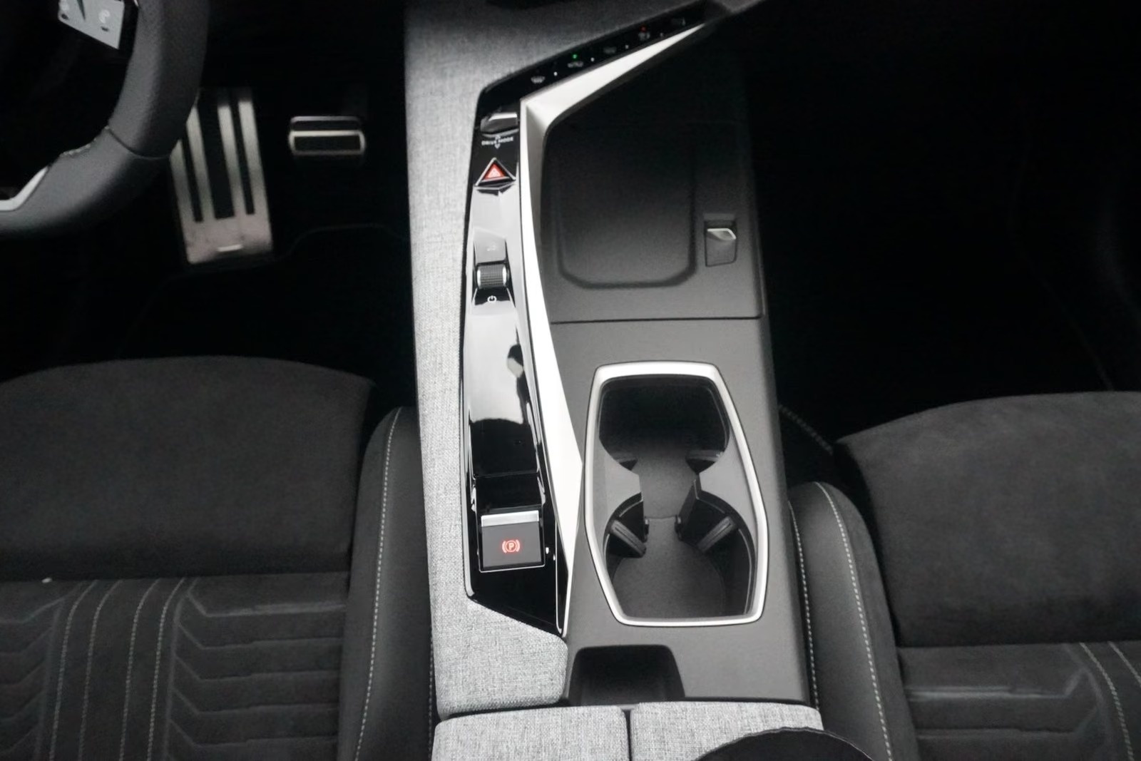 PEUGEOT 5008 1.2 Hybrid e-DCS6 GT Exclusive 7 Plätzer Anhängerkupplung-image-17