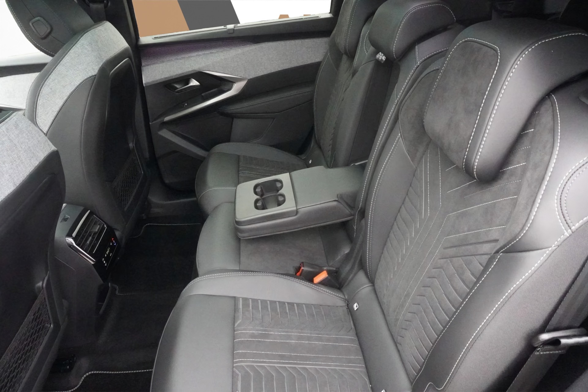 PEUGEOT 5008 1.2 Hybrid e-DCS6 GT Exclusive 7 Plätzer Anhängerkupplung-image-10