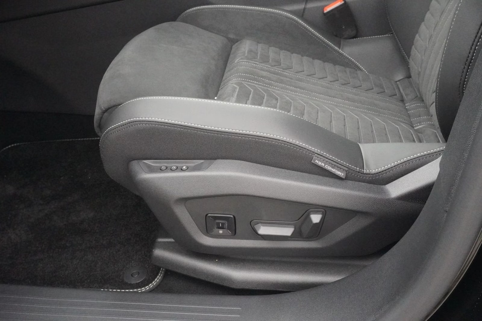 PEUGEOT 5008 1.2 Hybrid e-DCS6 GT Exclusive 7 Plätzer Anhängerkupplung-image-26