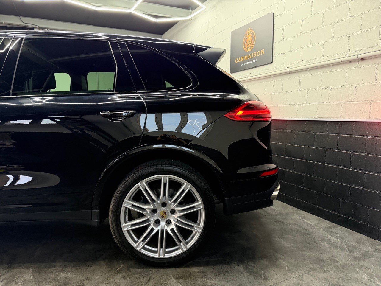PORSCHE Cayenne Diesel Platinum Edition-showroom-element-3