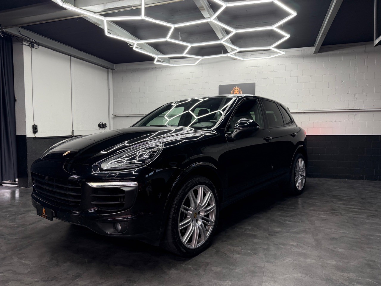 PORSCHE Cayenne Diesel Platinum Edition-showroom-element-2