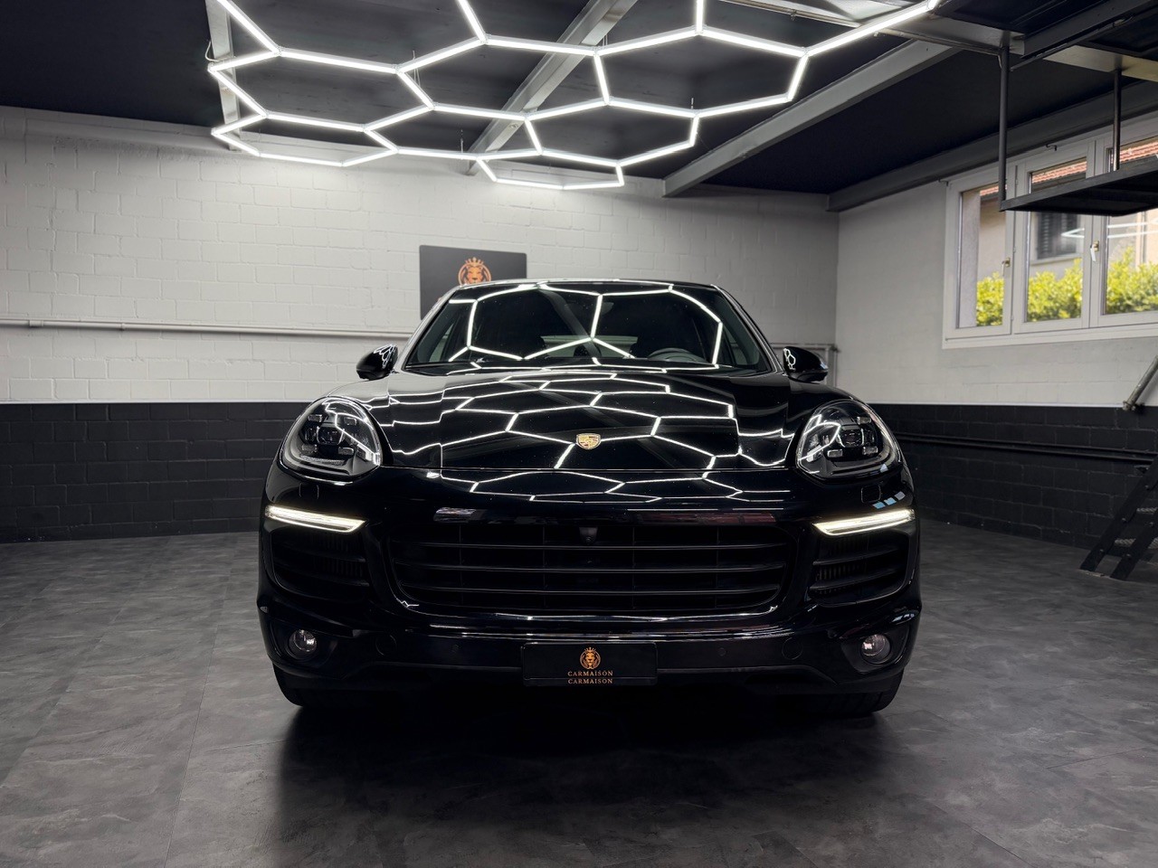 PORSCHE Cayenne Diesel Platinum Edition-showroom-element-1