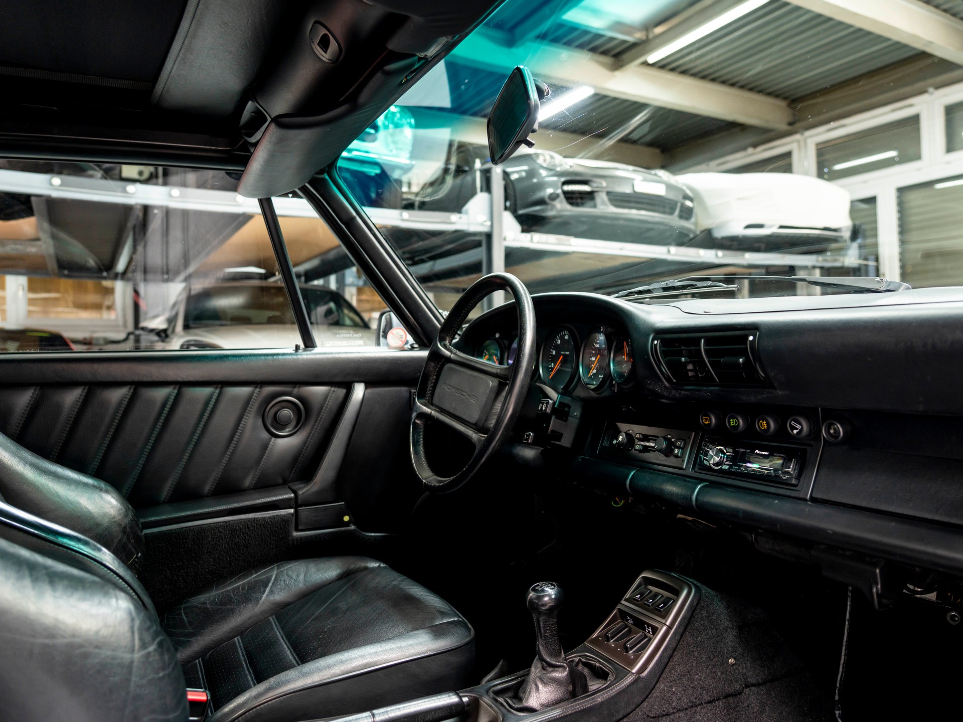 PORSCHE 911 Carrera 4 Cabrio-image-26
