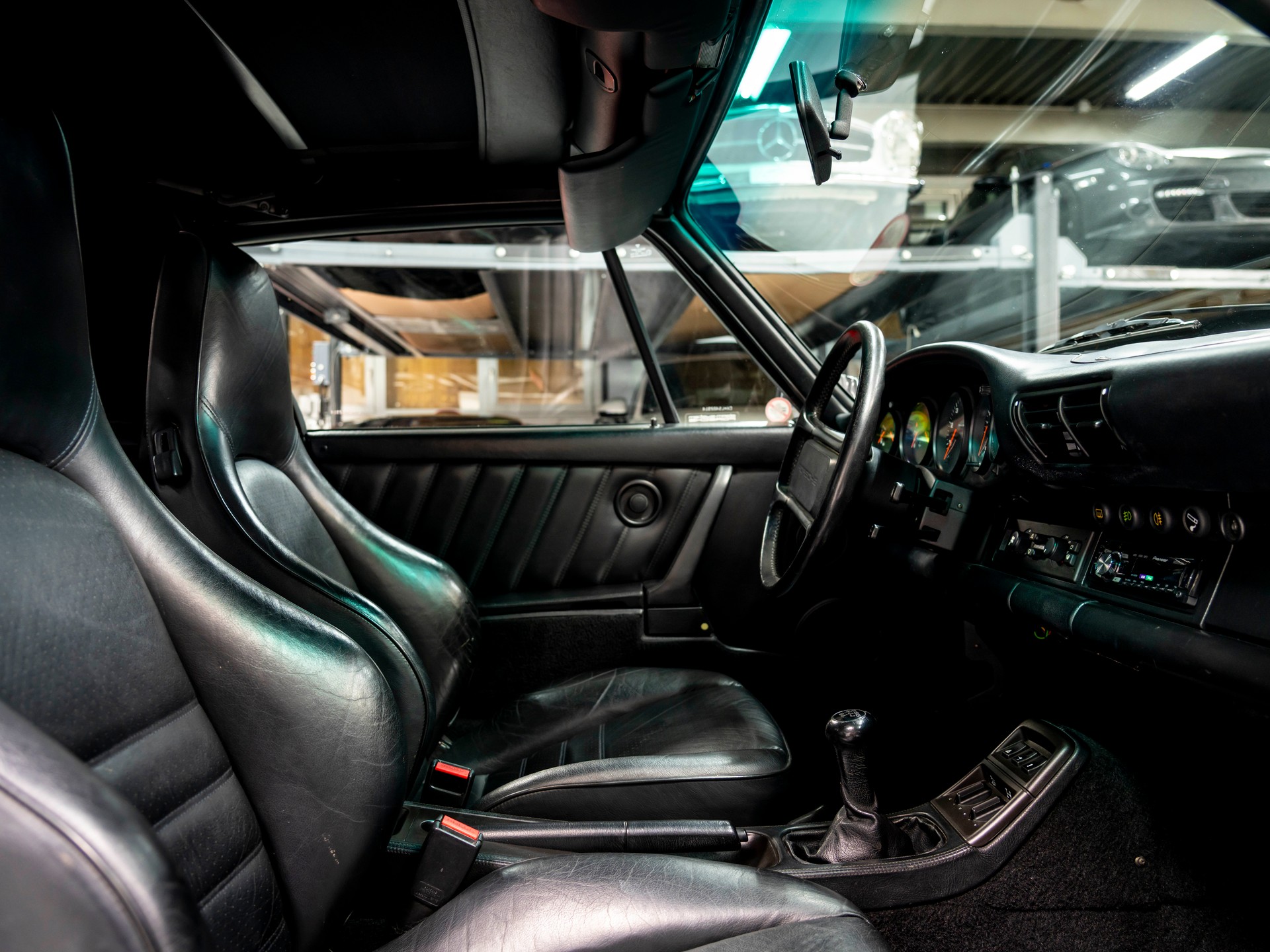 PORSCHE 911 Carrera 4 Cabrio-image-27