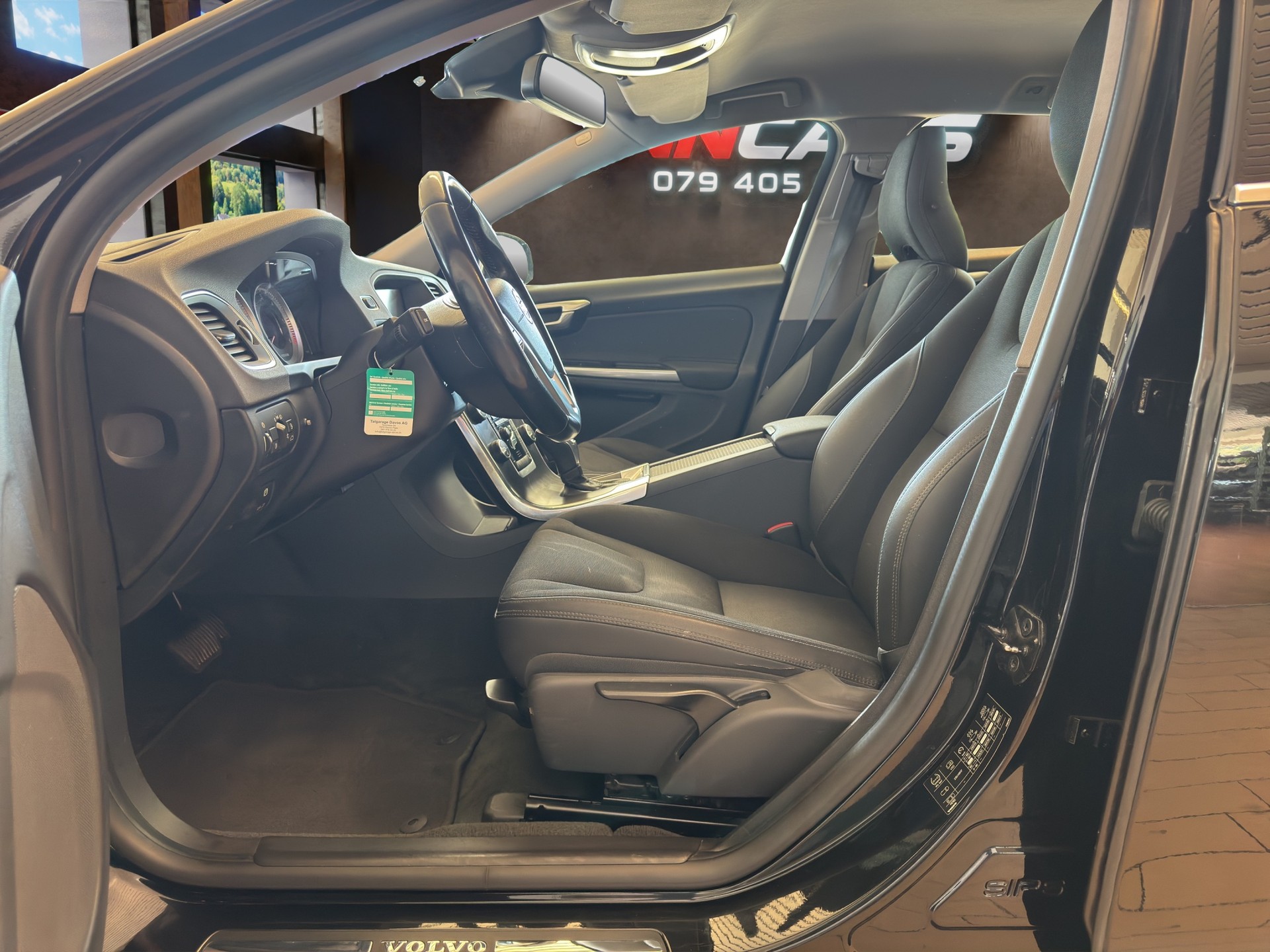 VOLVO V60 D4 AWD Momentum Geartronic-image-4