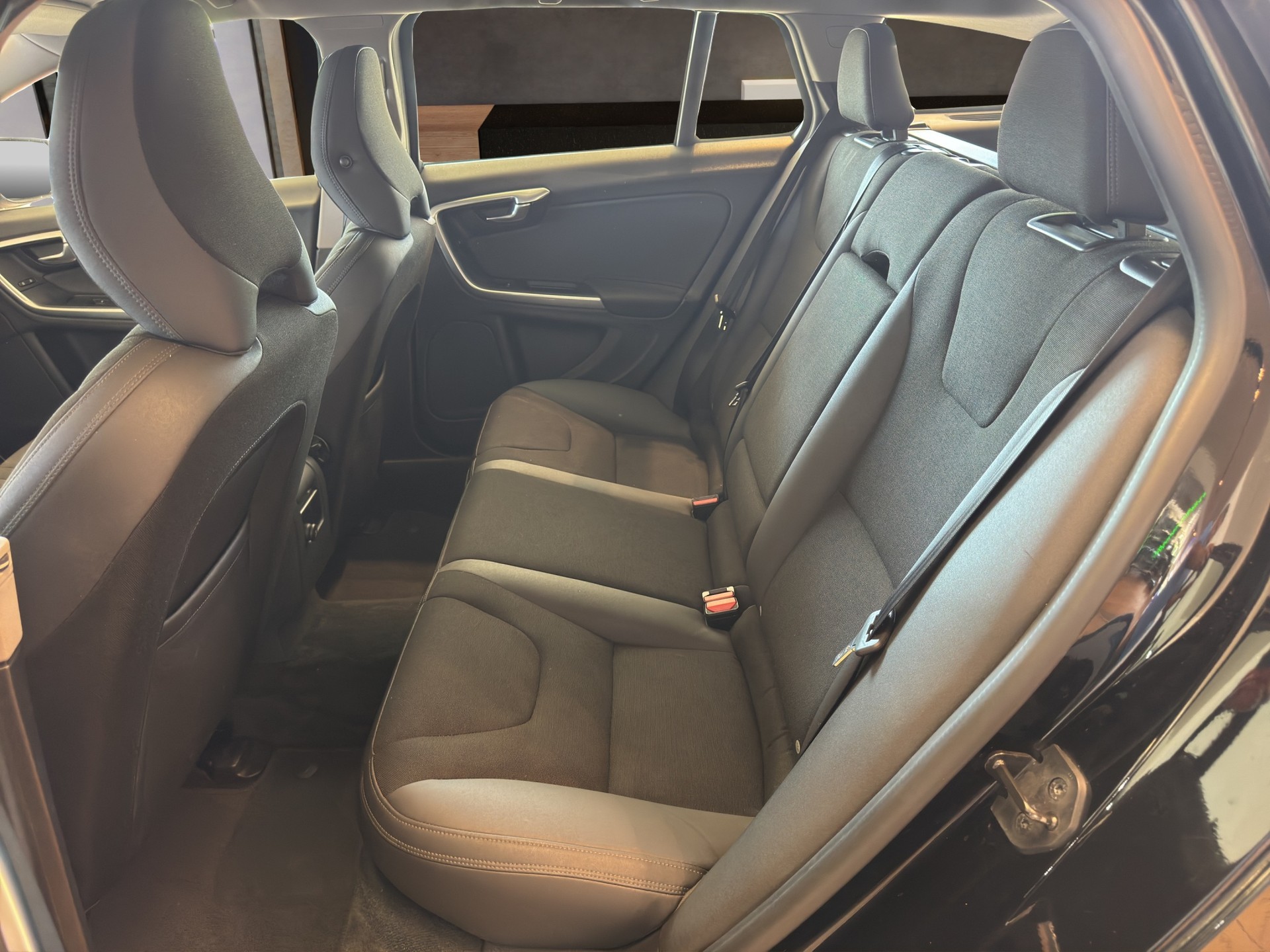 VOLVO V60 D4 AWD Momentum Geartronic-image-8