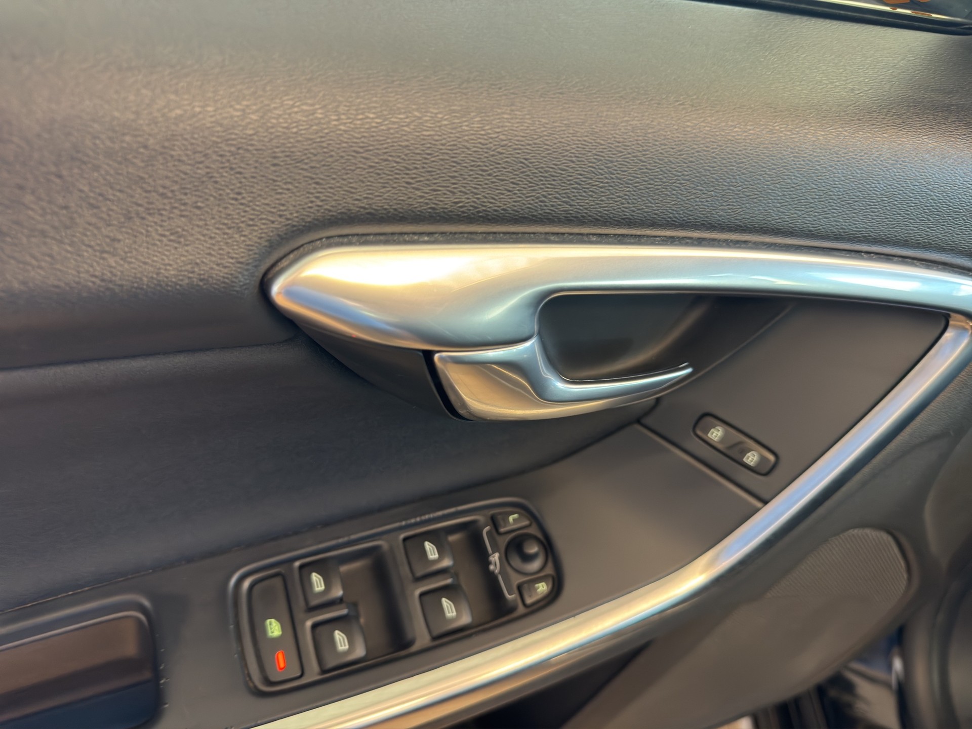 VOLVO V60 D4 AWD Momentum Geartronic-image-6