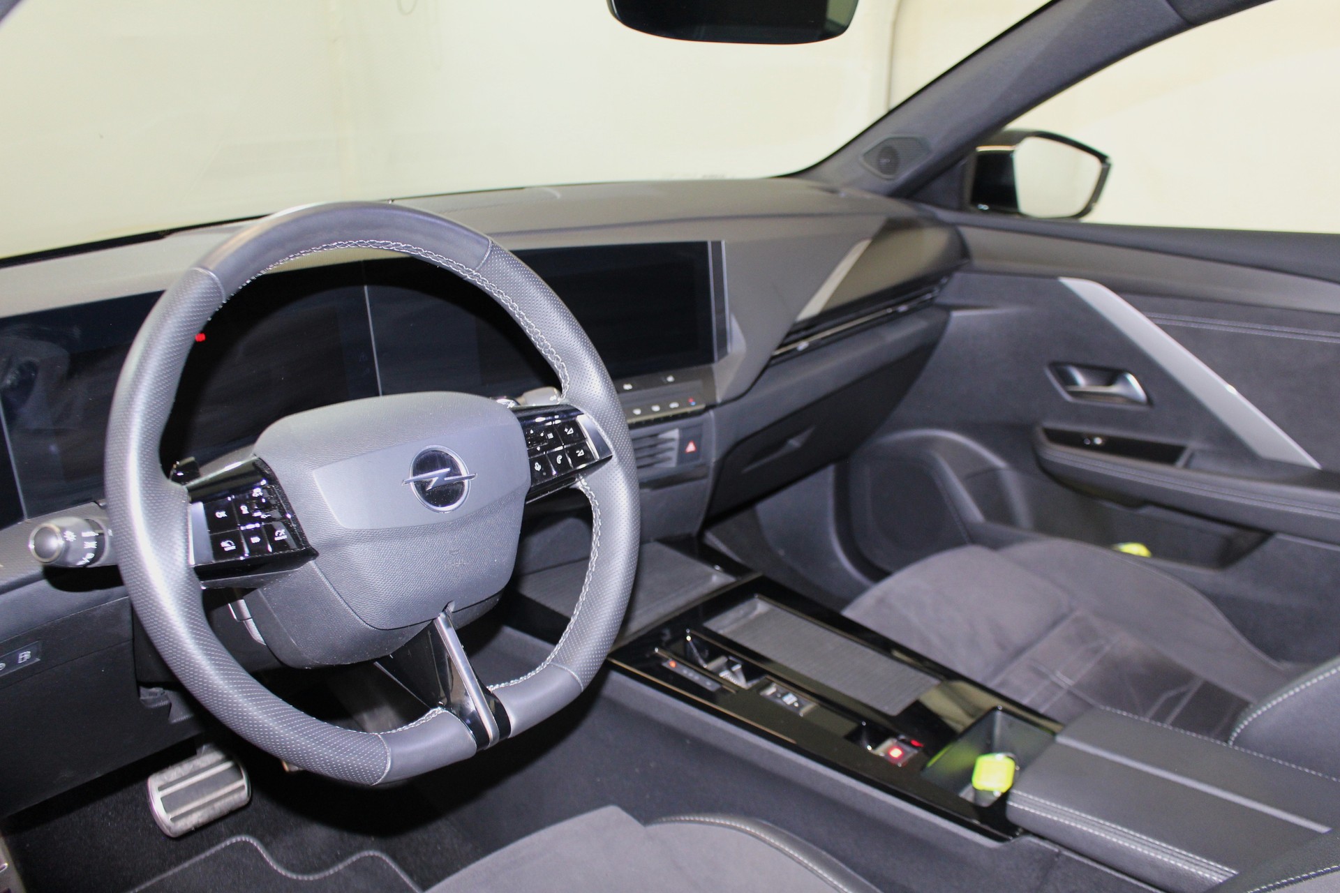 OPEL Astra 1.6 T PHEV 180 Swiss Plus-image-11