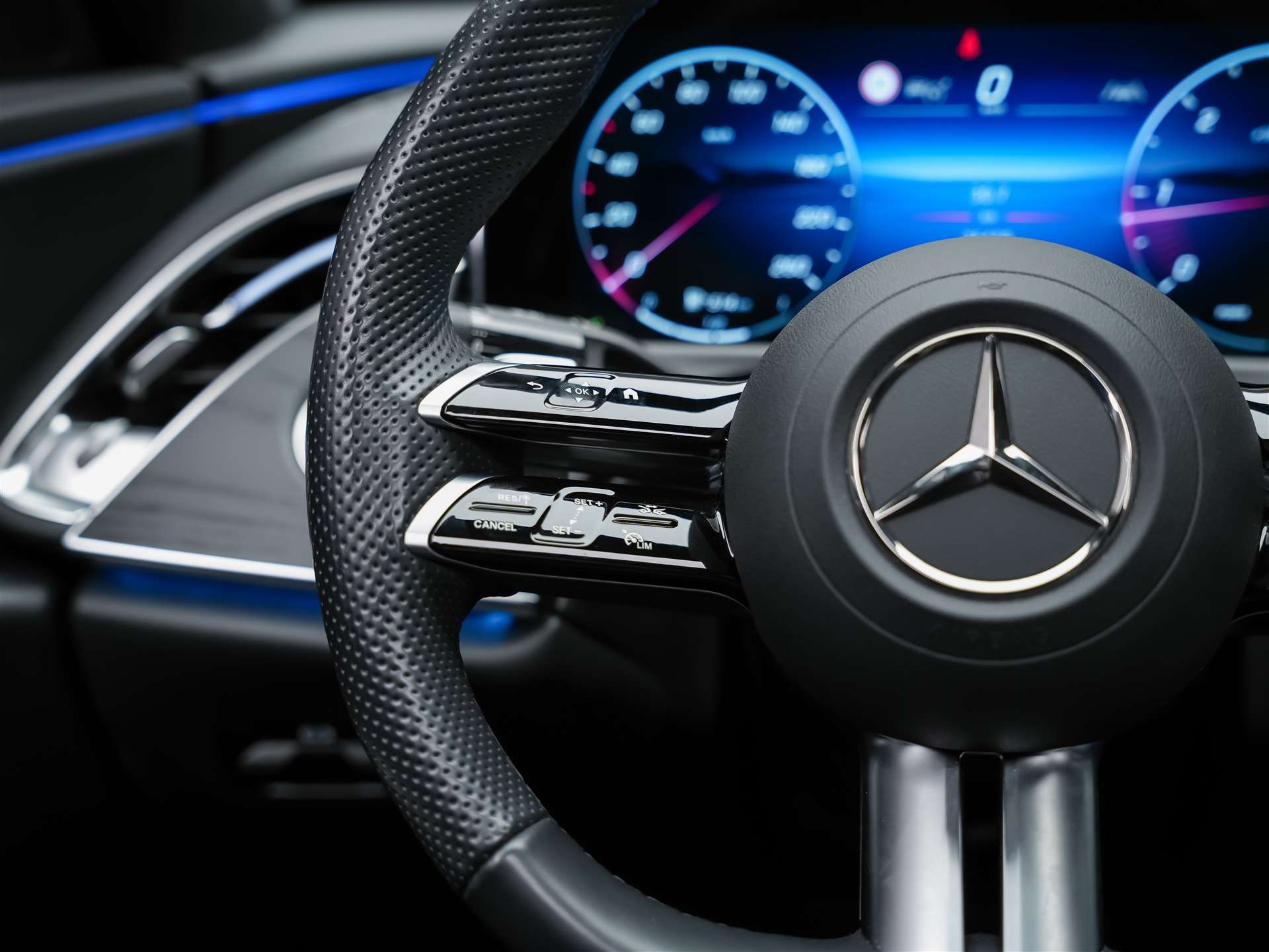 MERCEDES-BENZ E 220 d AMG Line 9G-Tronic *Werksgarantie*21" Felgen*Panorama*Lenkradheizung*-image-27