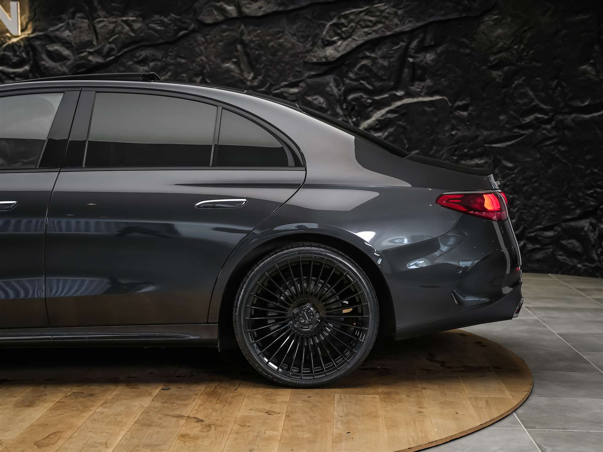 MERCEDES-BENZ E 220 d AMG Line 9G-Tronic *Werksgarantie*21" Felgen*Panorama*Lenkradheizung*-image-18