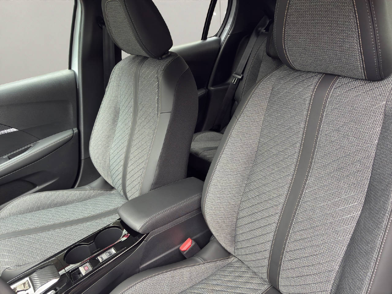 PEUGEOT 208 1.2 Hybrid Allure Ersatzwagen-image-6