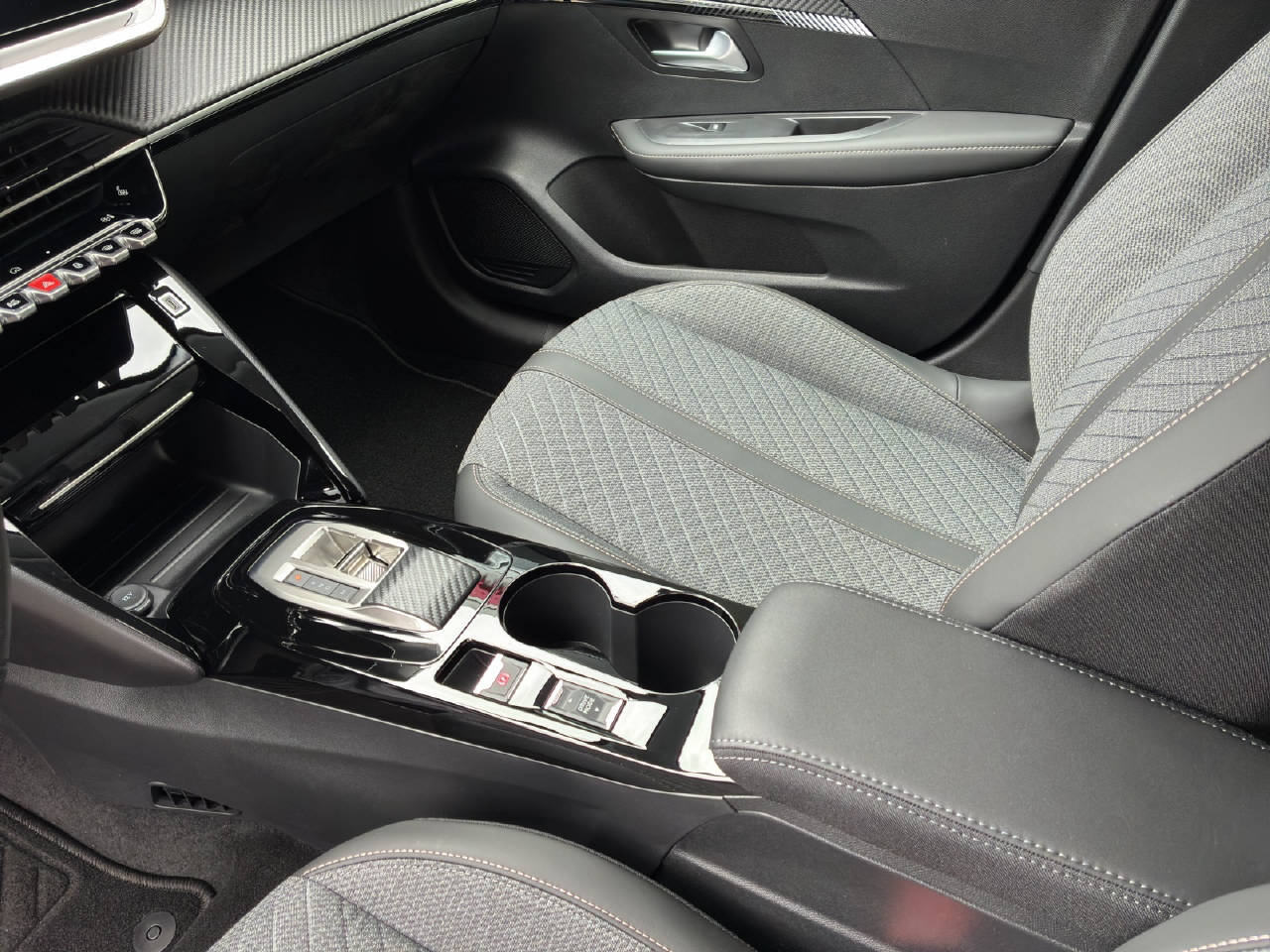 PEUGEOT 208 1.2 Hybrid Allure Ersatzwagen-image-9