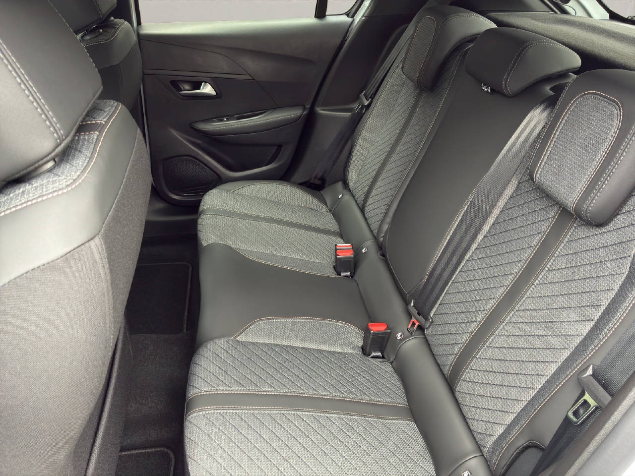 PEUGEOT 208 1.2 Hybrid Allure Ersatzwagen-image-8