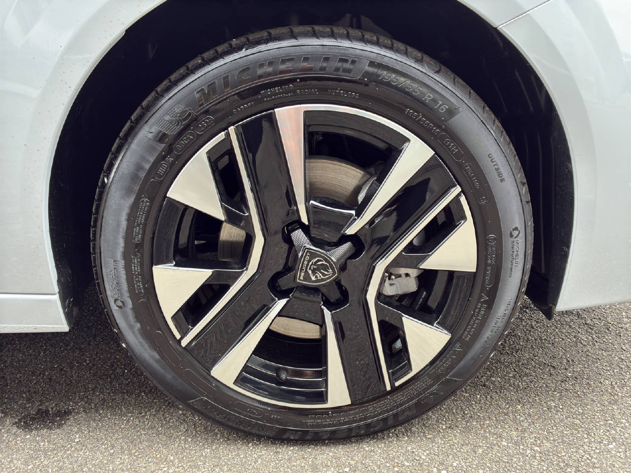 PEUGEOT 208 1.2 Hybrid Allure Ersatzwagen-image-15