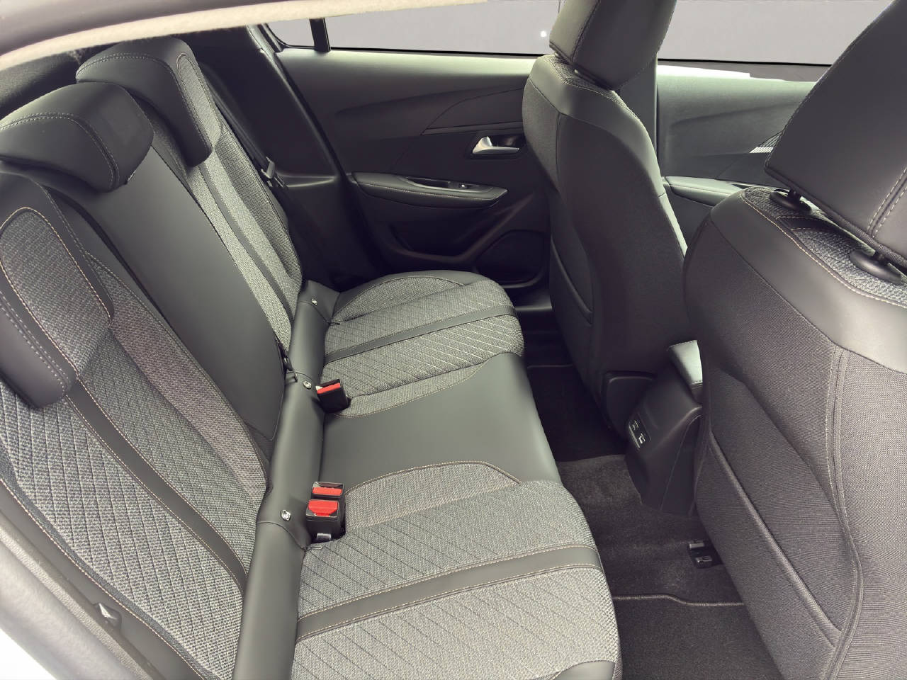 PEUGEOT 208 1.2 Hybrid Allure Ersatzwagen-image-7