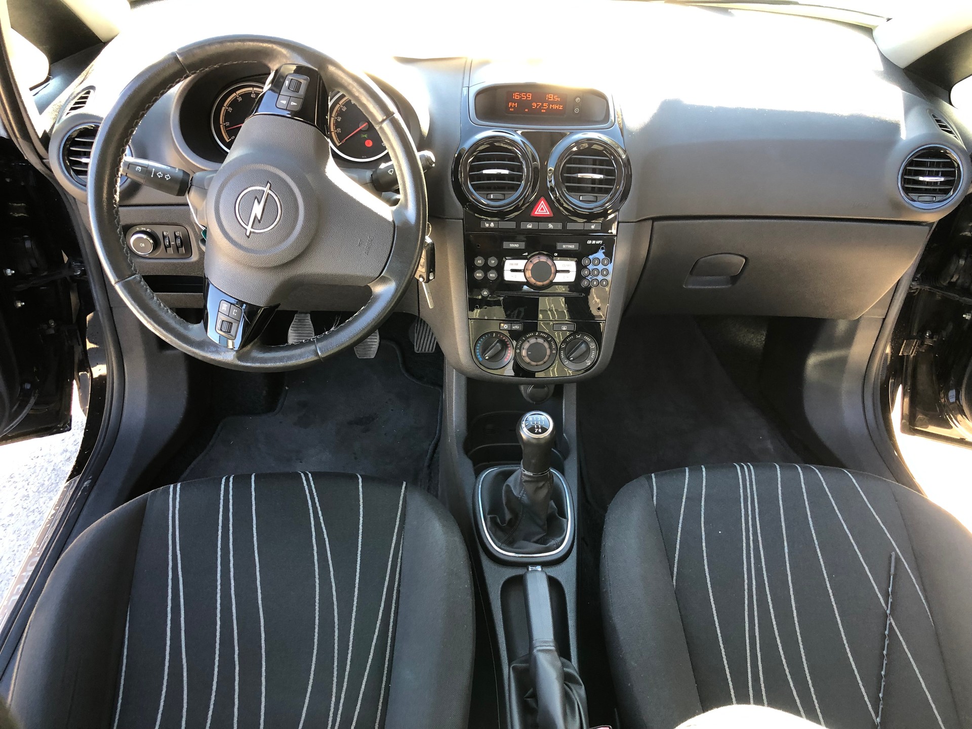 OPEL Corsa 1.4 TP Color Edition-image-11
