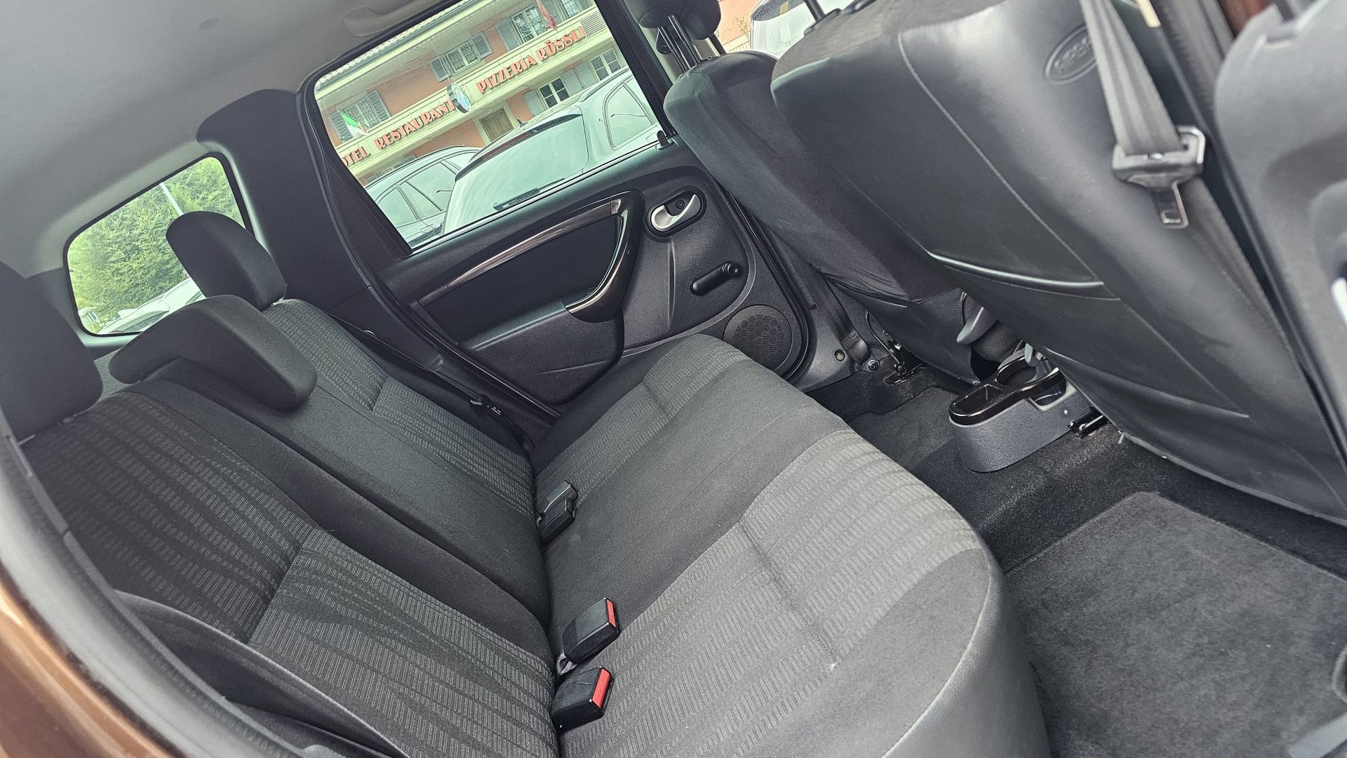 DACIA Duster 1.6 Lauréate 4x4-image-9