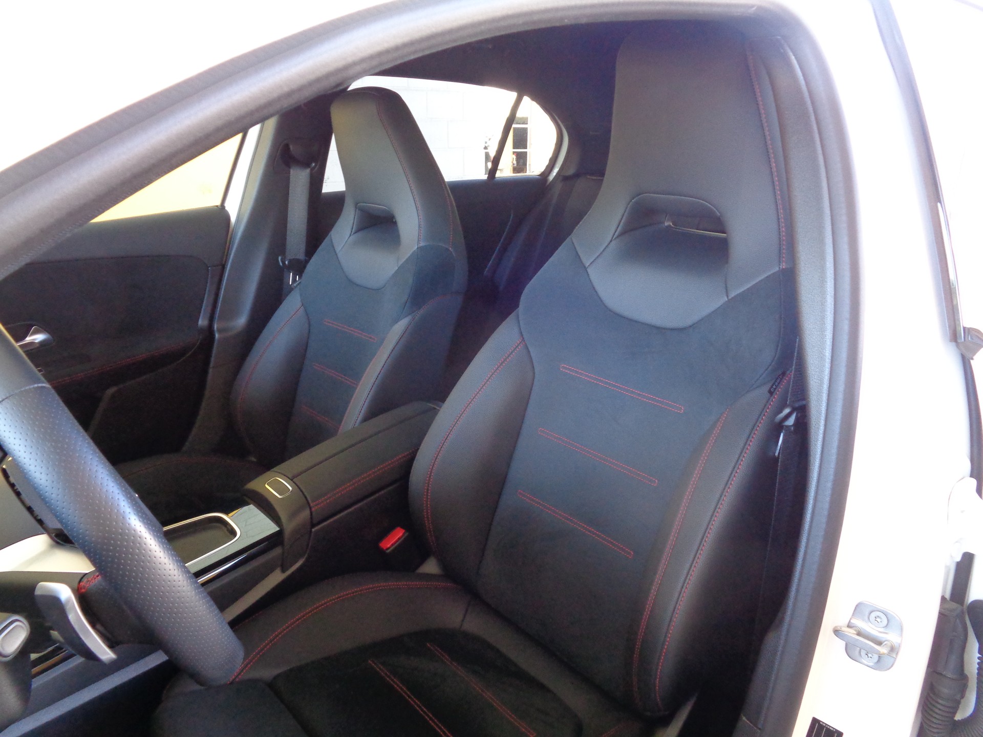 MERCEDES-BENZ A 250 4Matic 8G-DCT AMG Line-image-8