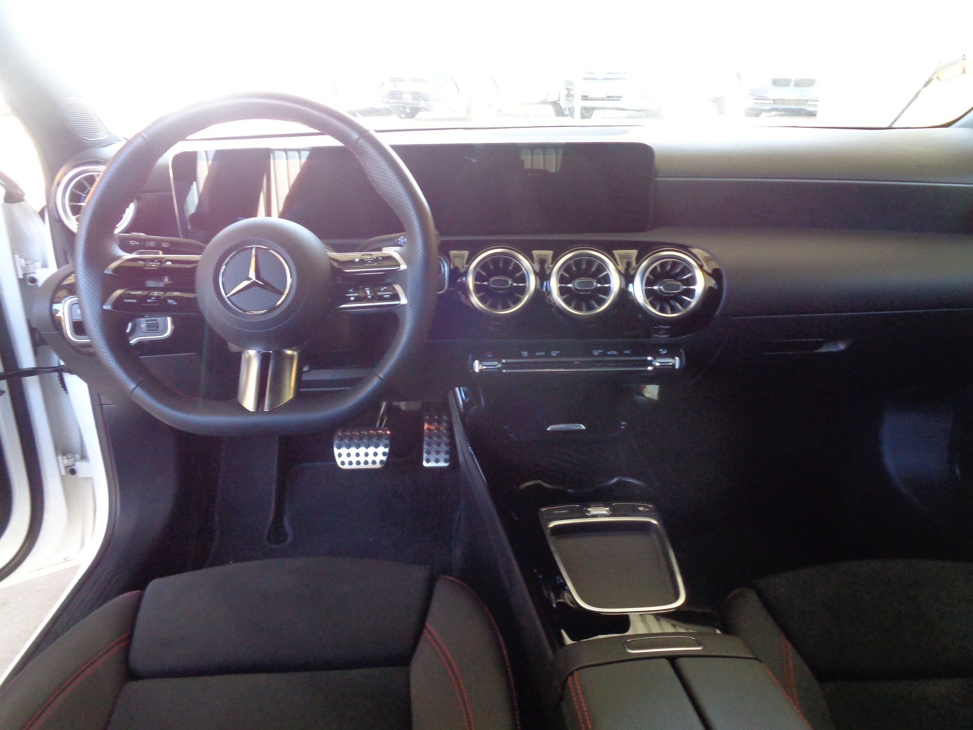 MERCEDES-BENZ A 250 4Matic 8G-DCT AMG Line-image-10