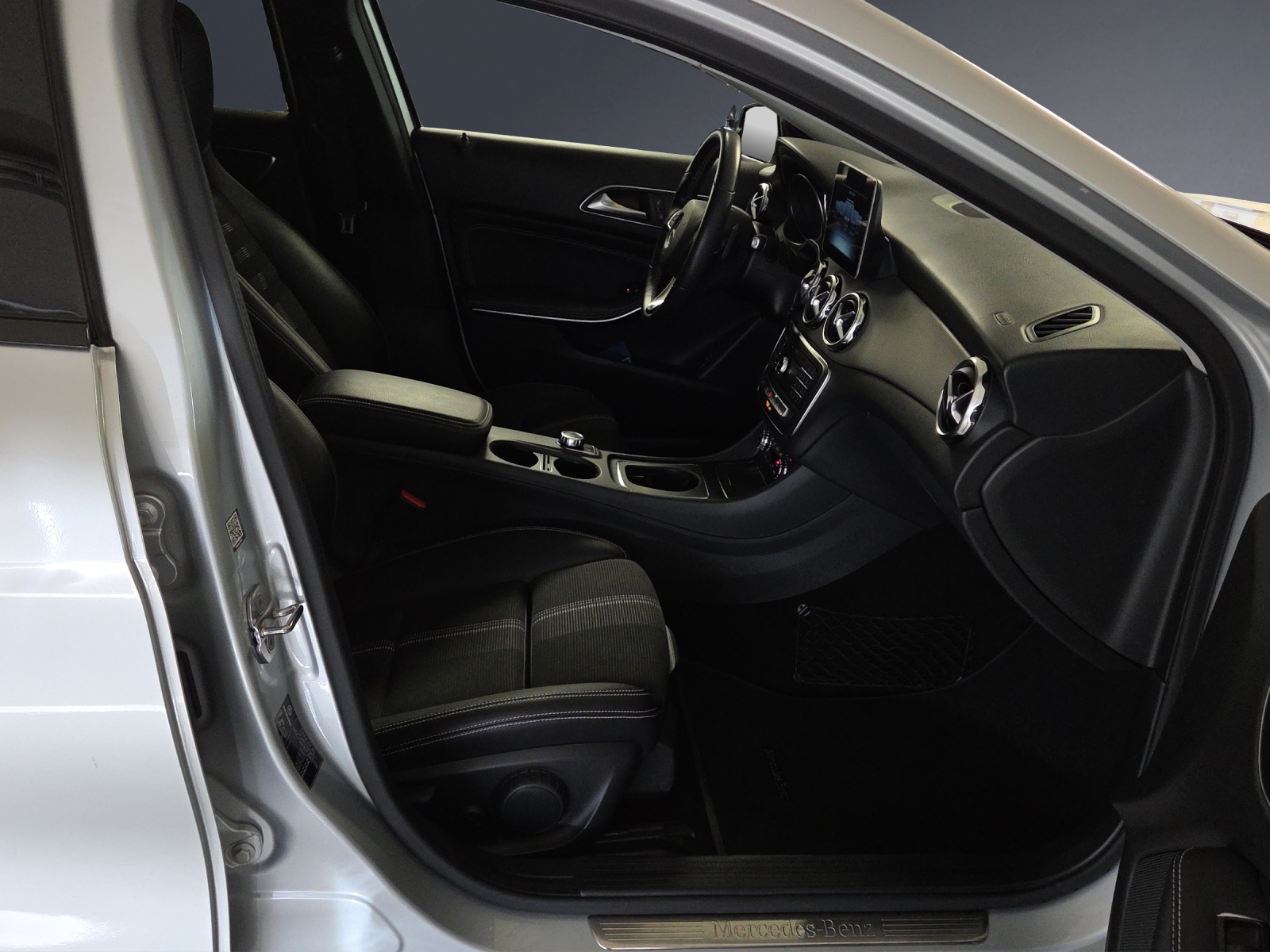 MERCEDES-BENZ GLA 200 Night Star-image-9