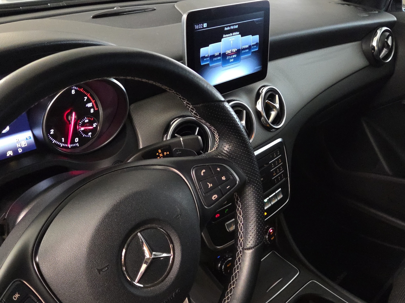MERCEDES-BENZ GLA 200 Night Star-image-13