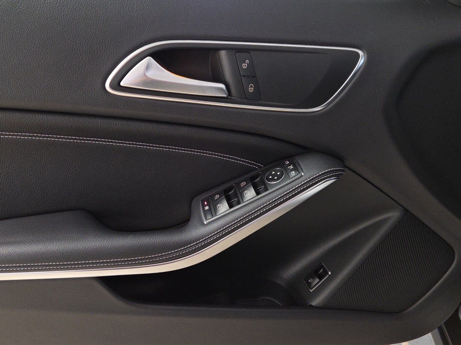 MERCEDES-BENZ GLA 200 Night Star-image-10