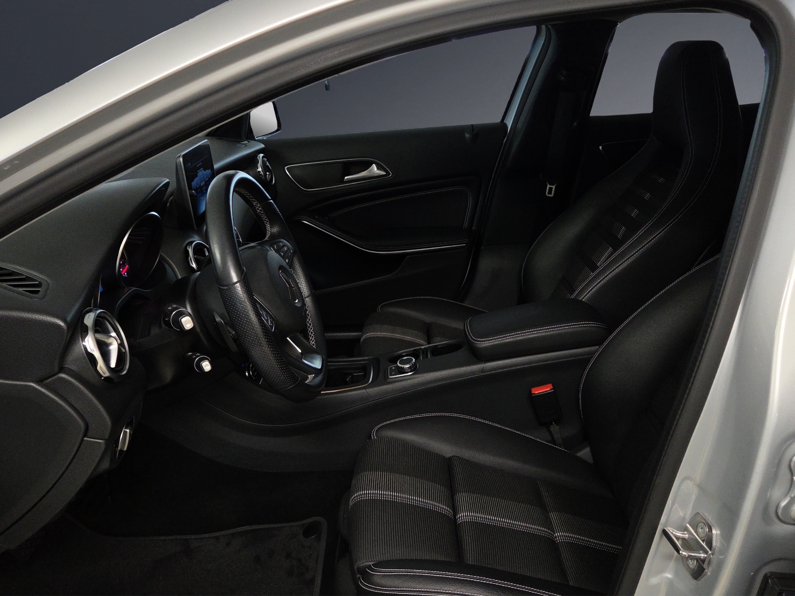 MERCEDES-BENZ GLA 200 Night Star-image-6