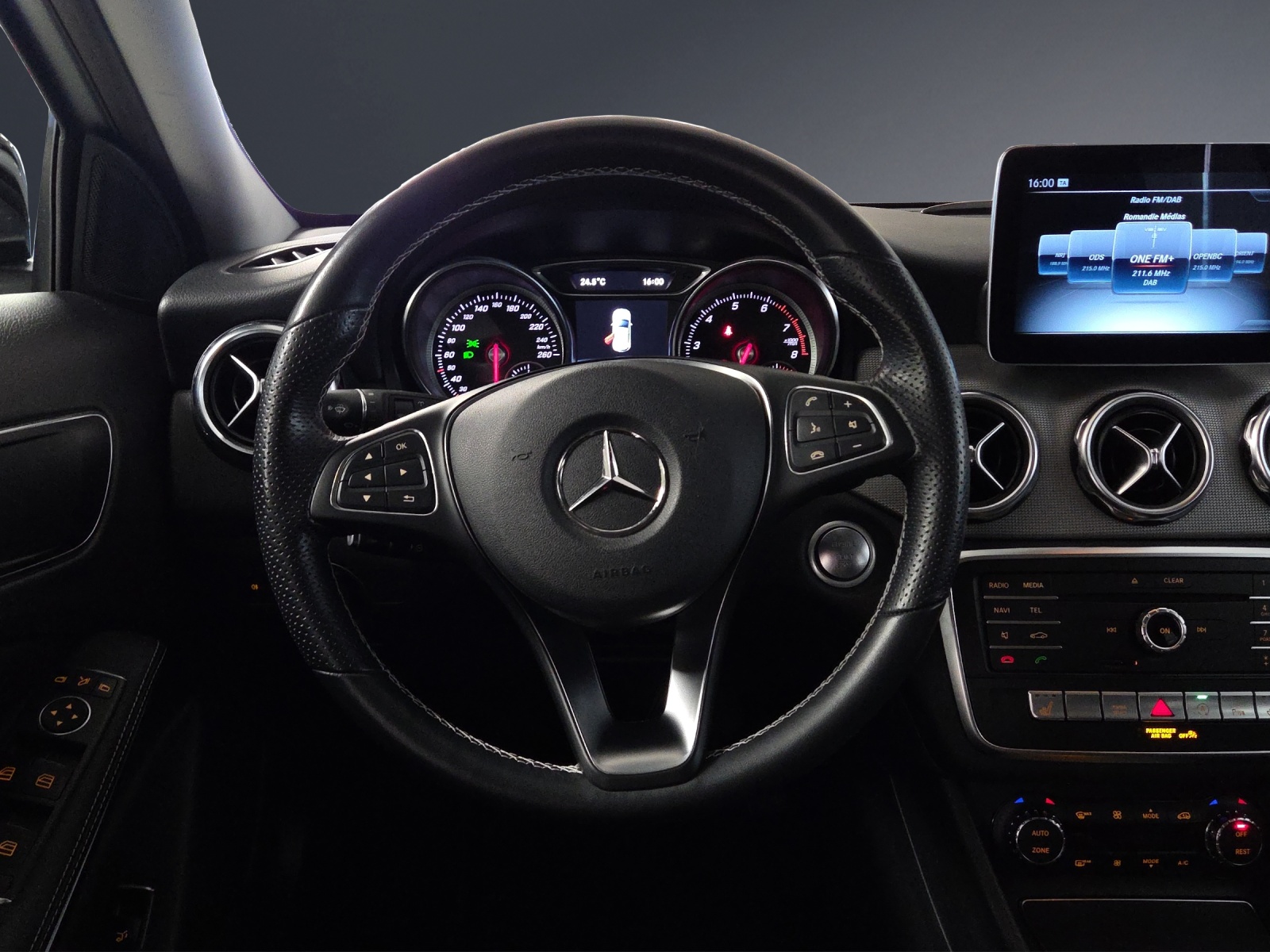 MERCEDES-BENZ GLA 200 Night Star-image-12