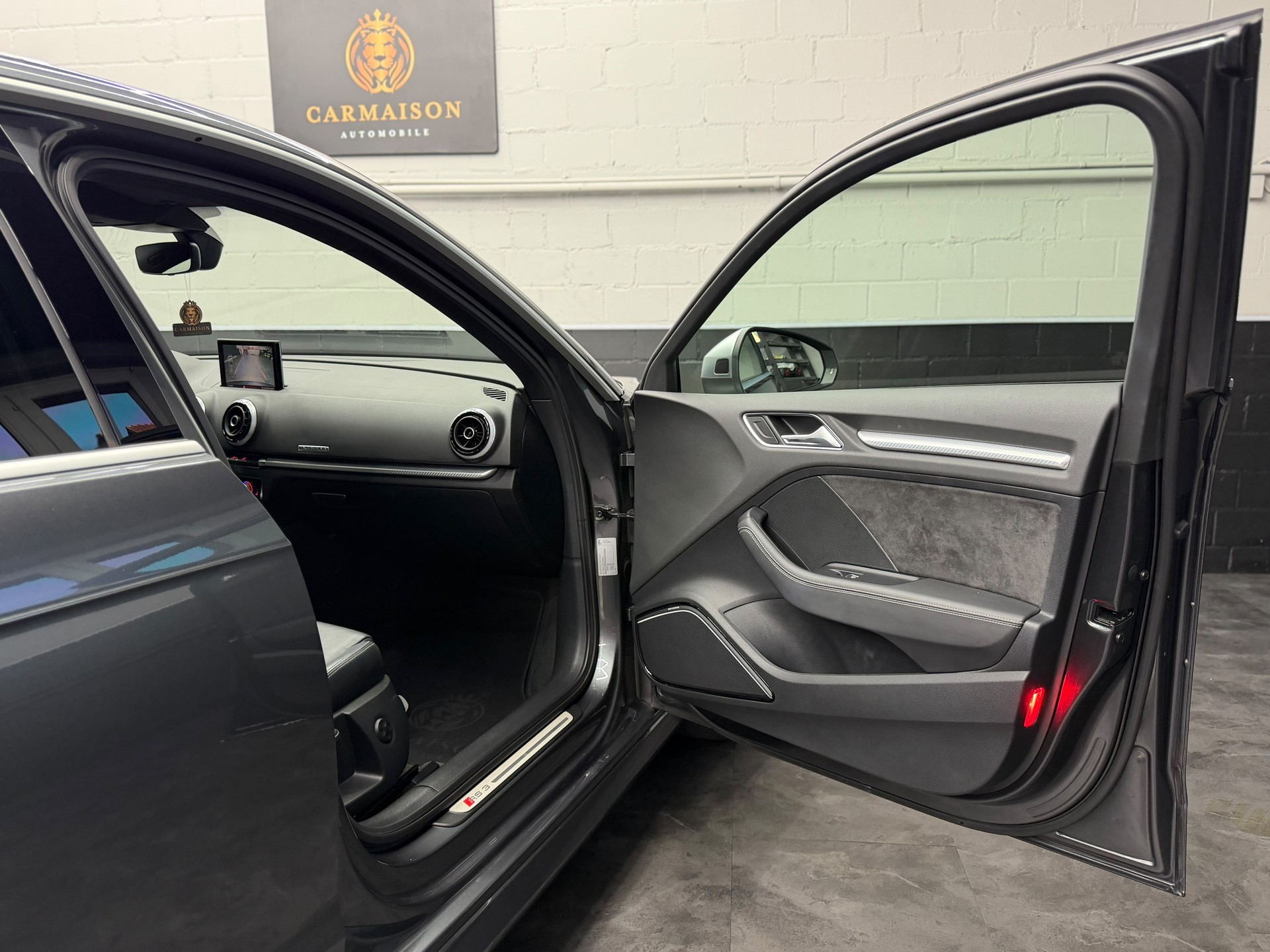 AUDI RS3 2.5 TSI quattro S-tronic | CH-Auto | Panoramadach | ACC | Ohne OPF | Rückfahrkamera | Bang & Olufsen-image-25