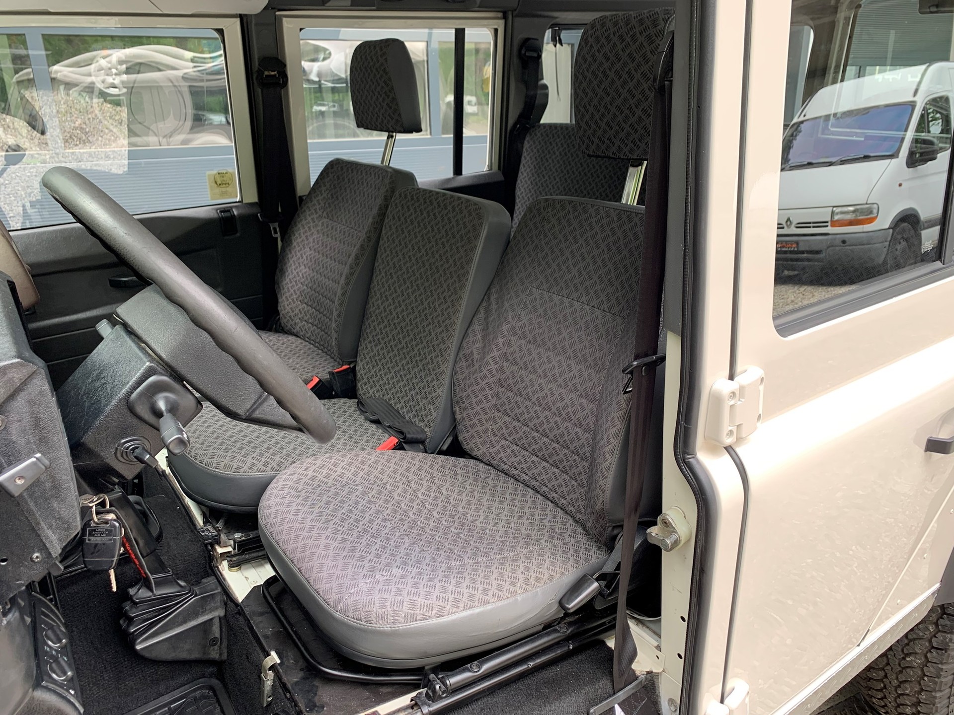 LAND ROVER Defender 110 SW 2.5 Td5-image-10