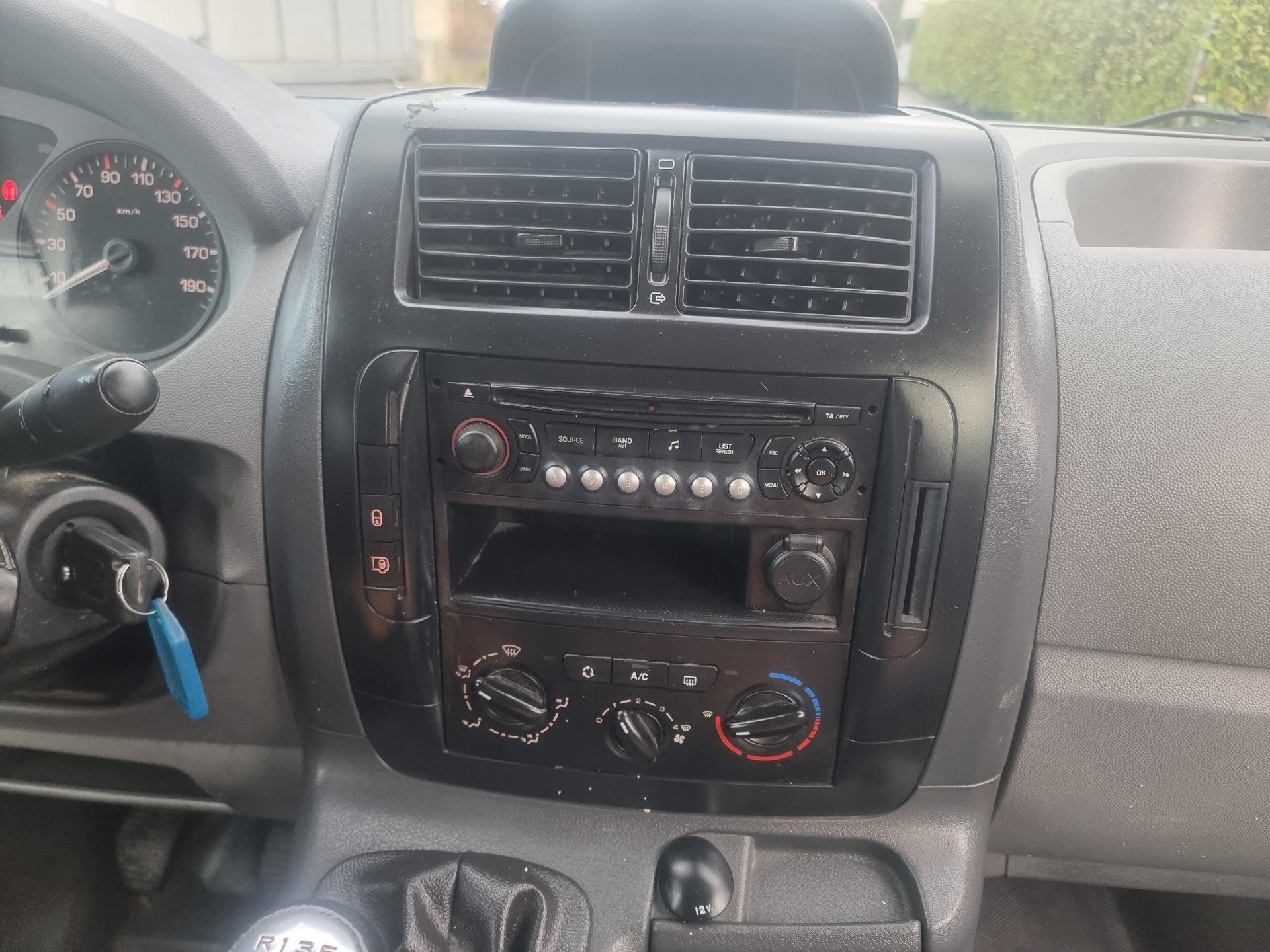 PEUGEOT Expert 2.0 HDi 229 L2H1-image-12