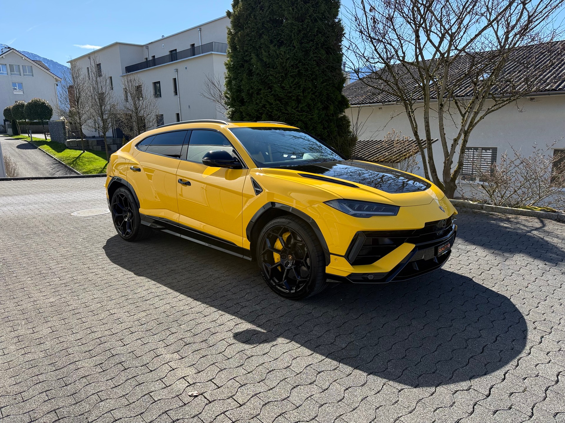 LAMBORGHINI Urus E-Gear-showroom-element-1