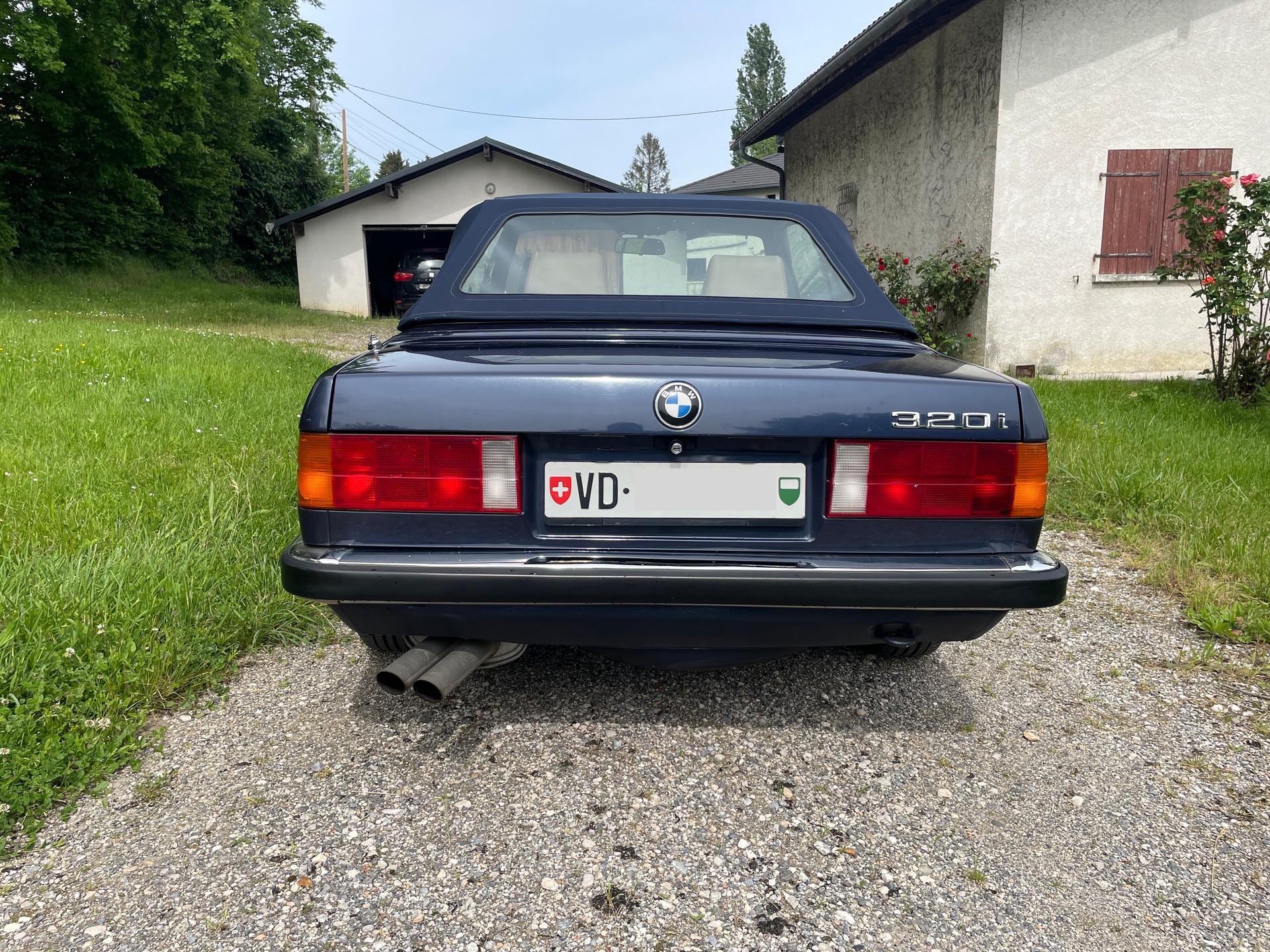 BMW 320i Cabrio-image-5