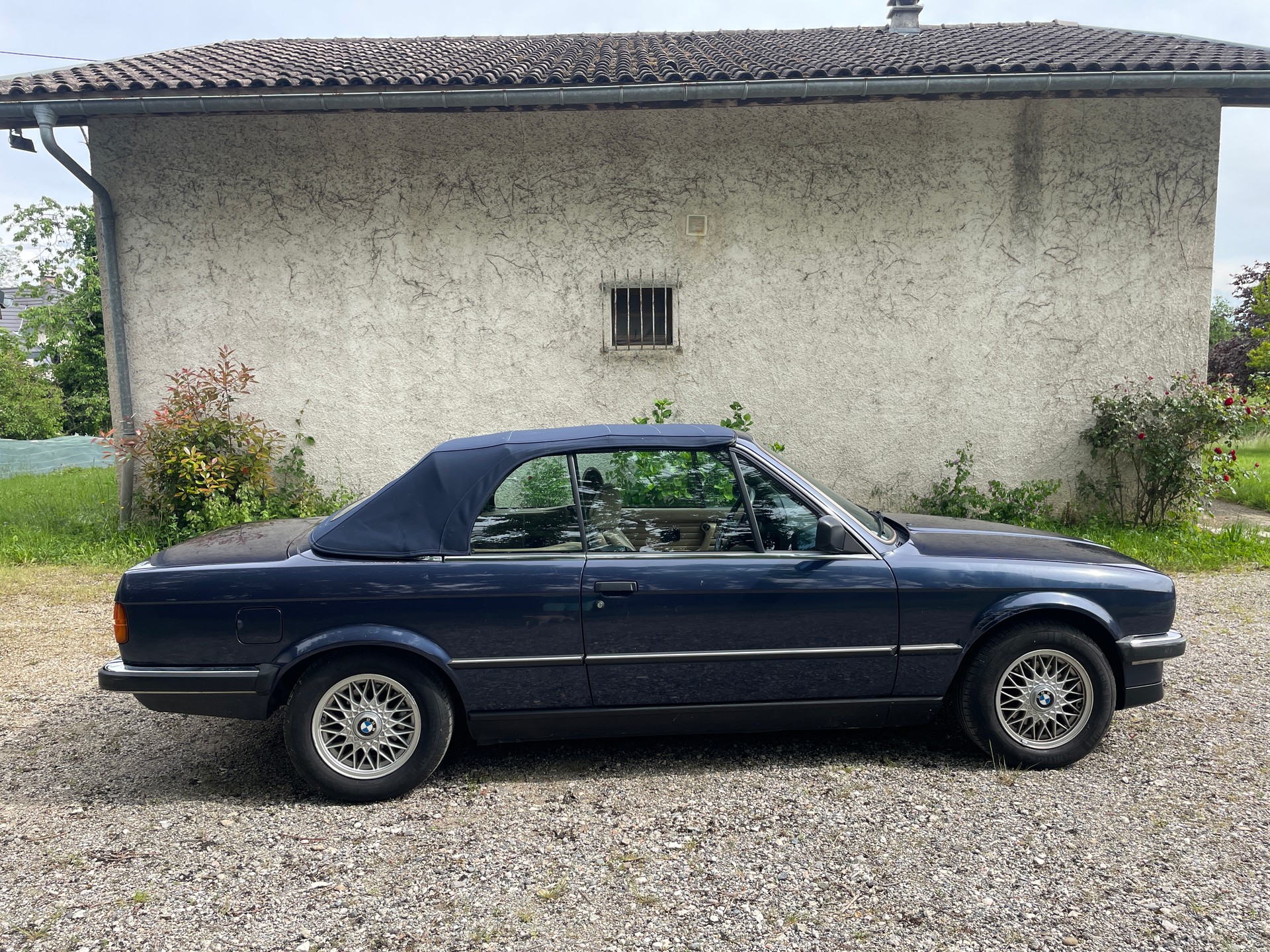 BMW 320i Cabrio-image-2