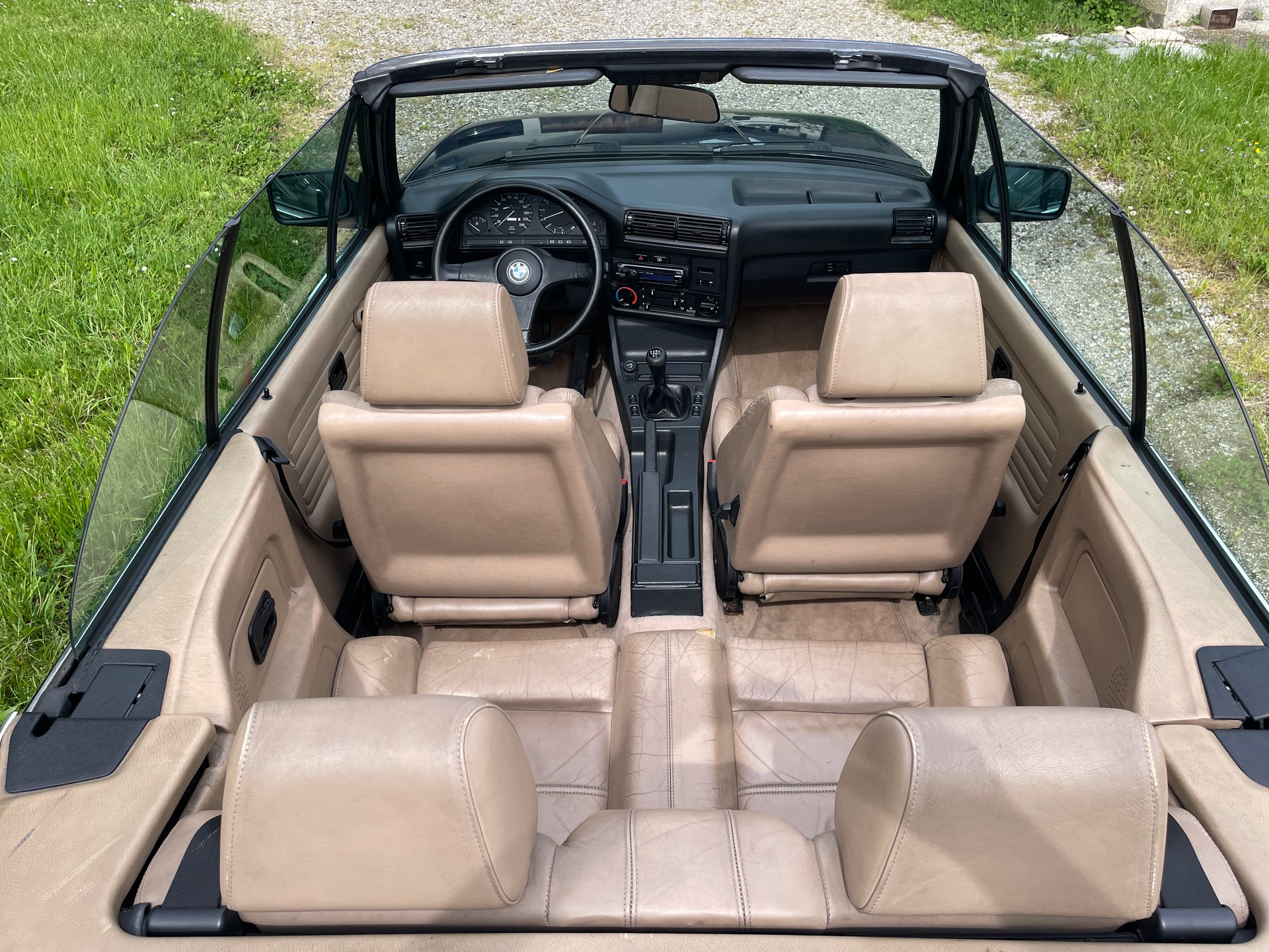 BMW 320i Cabrio-image-9