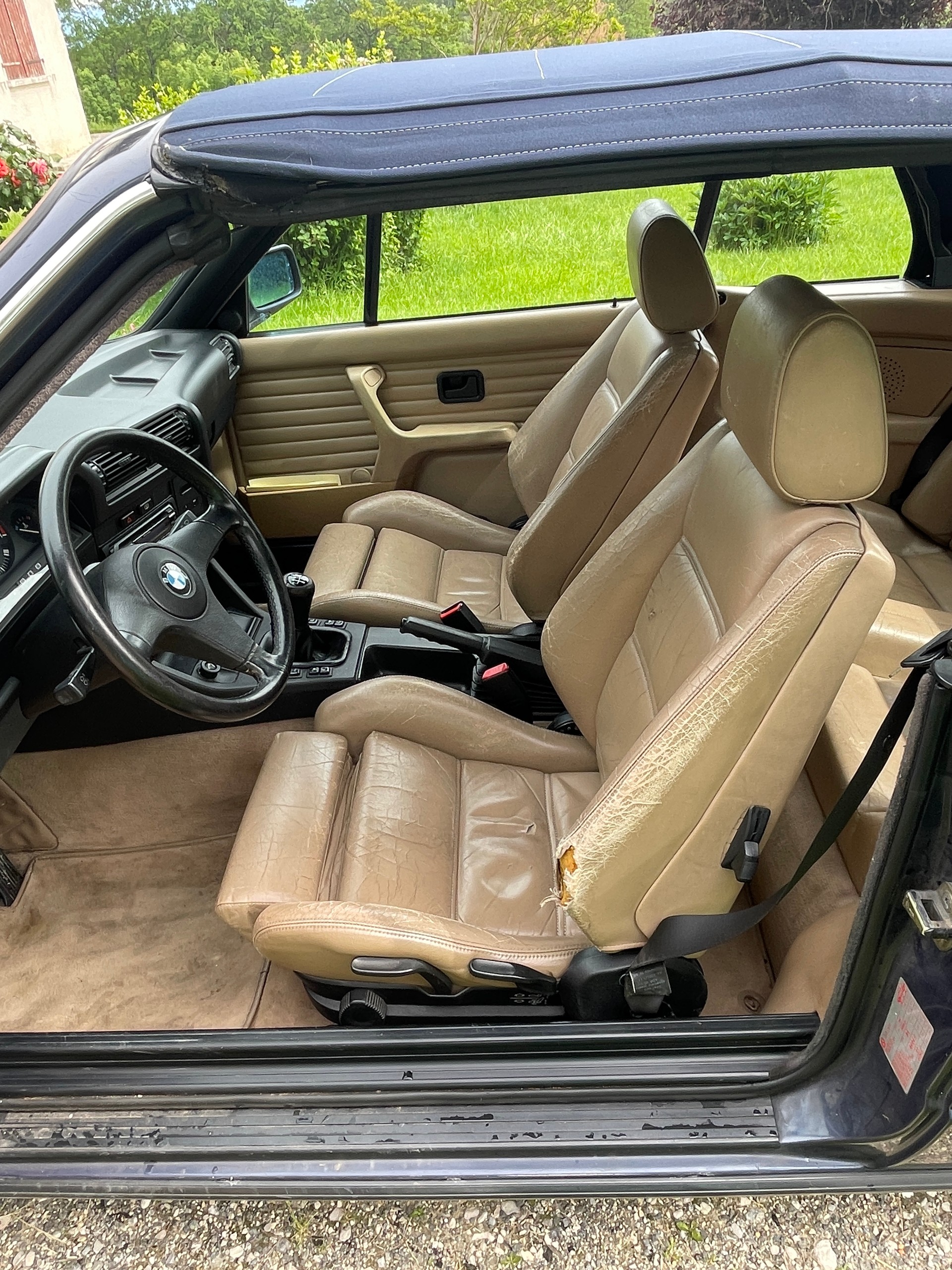 BMW 320i Cabrio-image-13