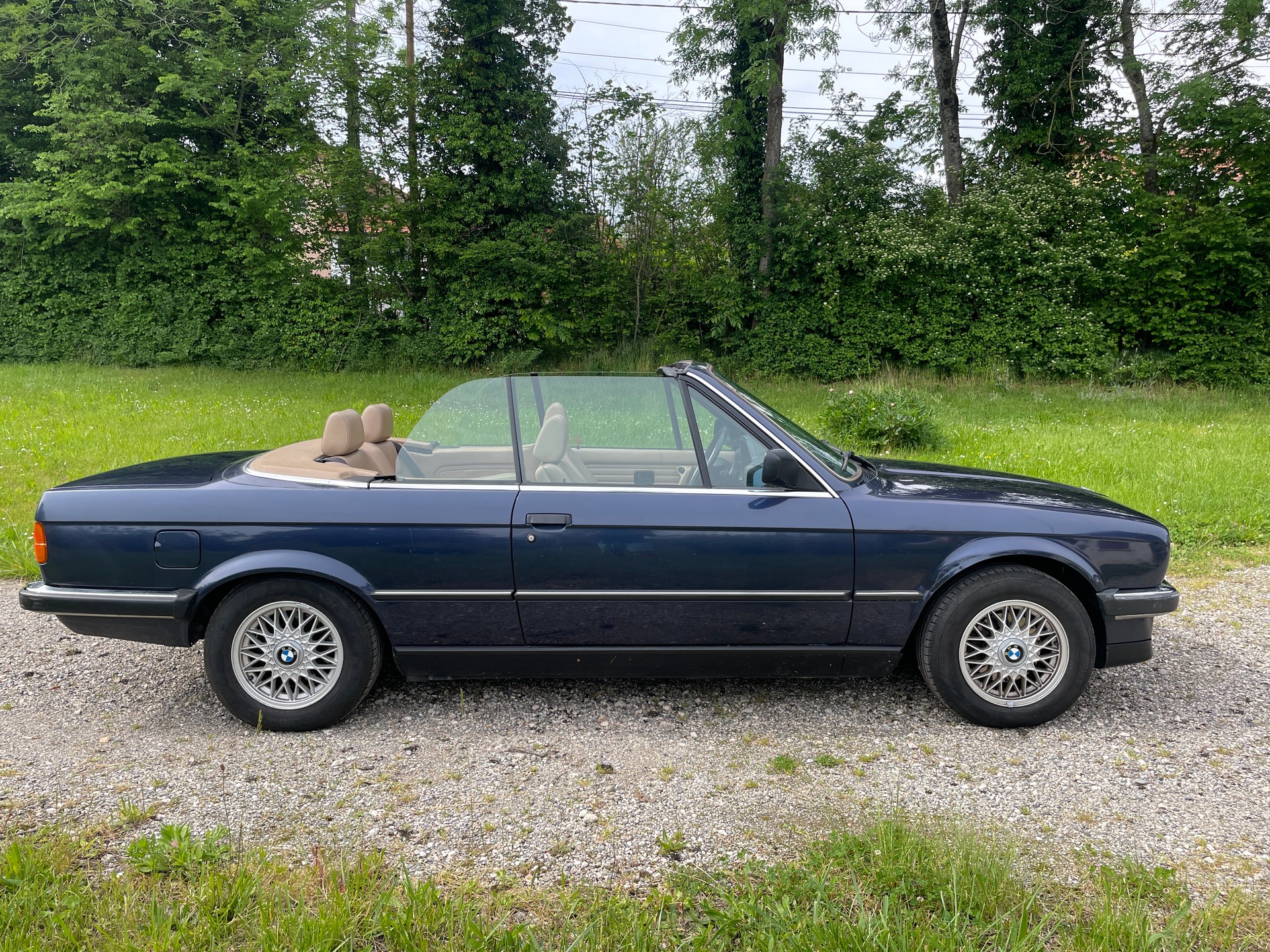 BMW 320i Cabrio-image-1