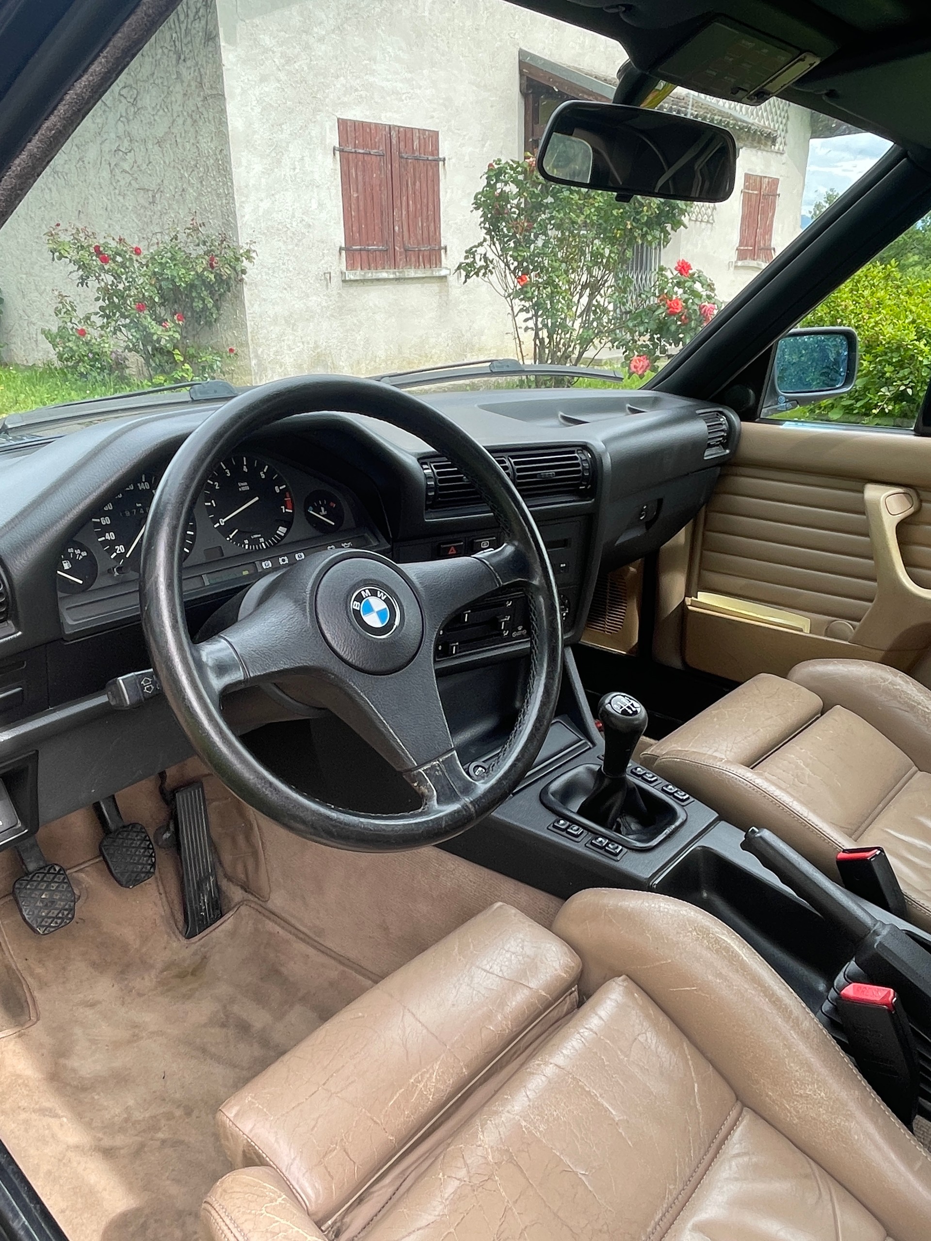 BMW 320i Cabrio-image-10