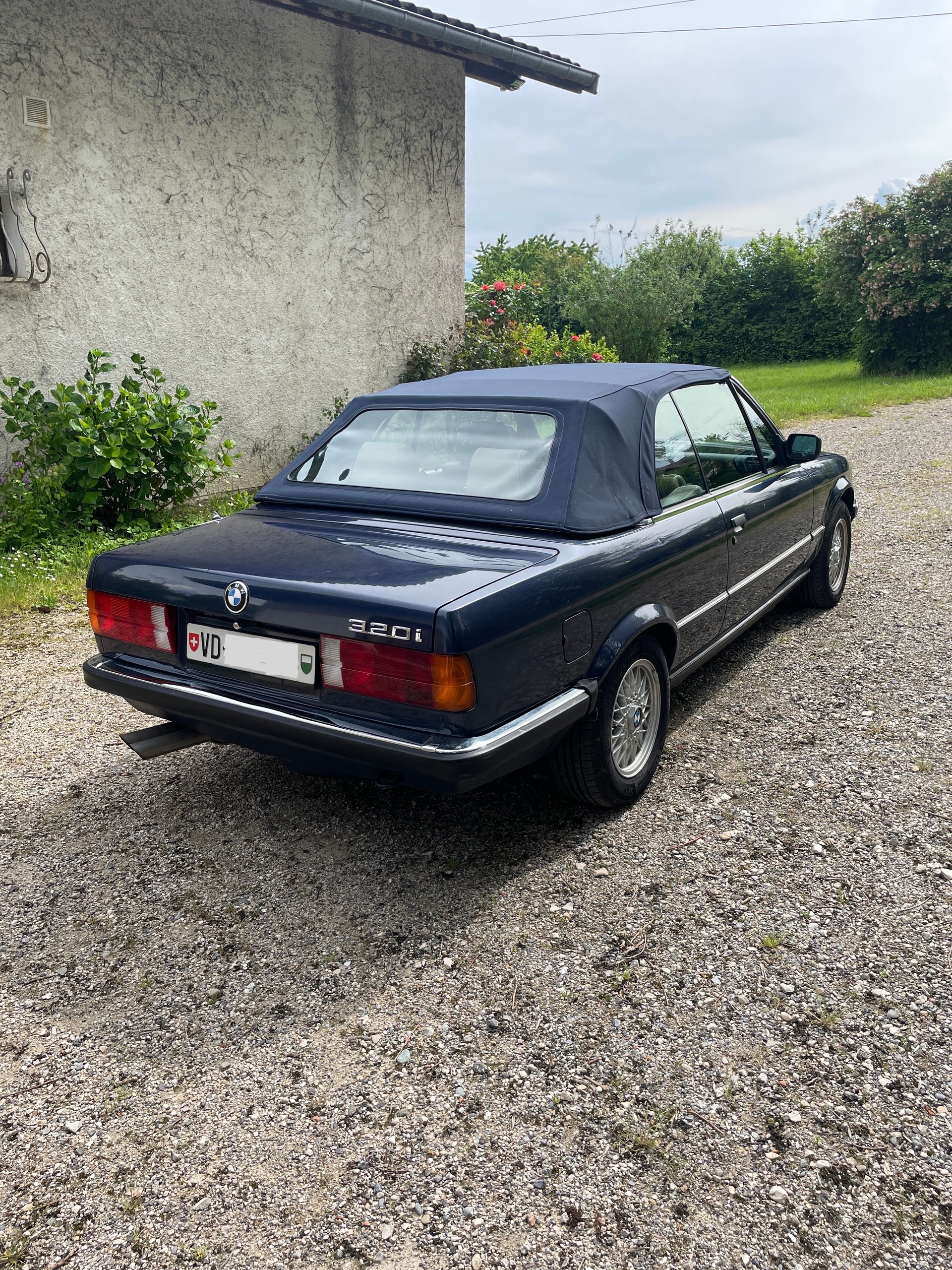 BMW 320i Cabrio-image-4