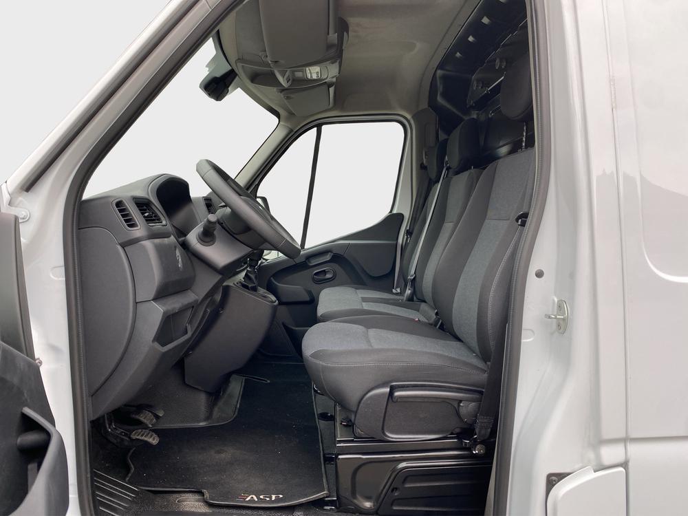 RENAULT Master T35 2.3 Blue dCi 150 L2H2-image-11