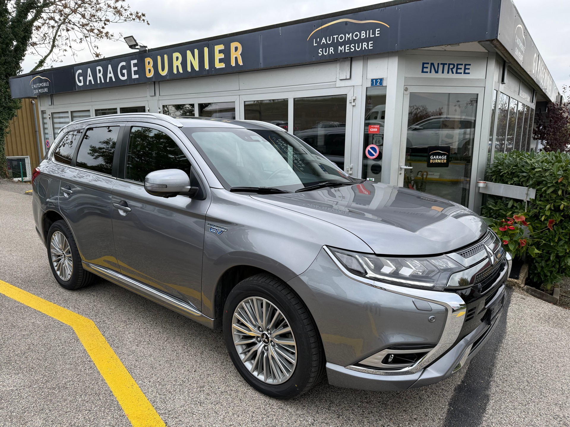 MITSUBISHI Outlander 2.4 PHEV Diamond 4WD Automatic-image-0