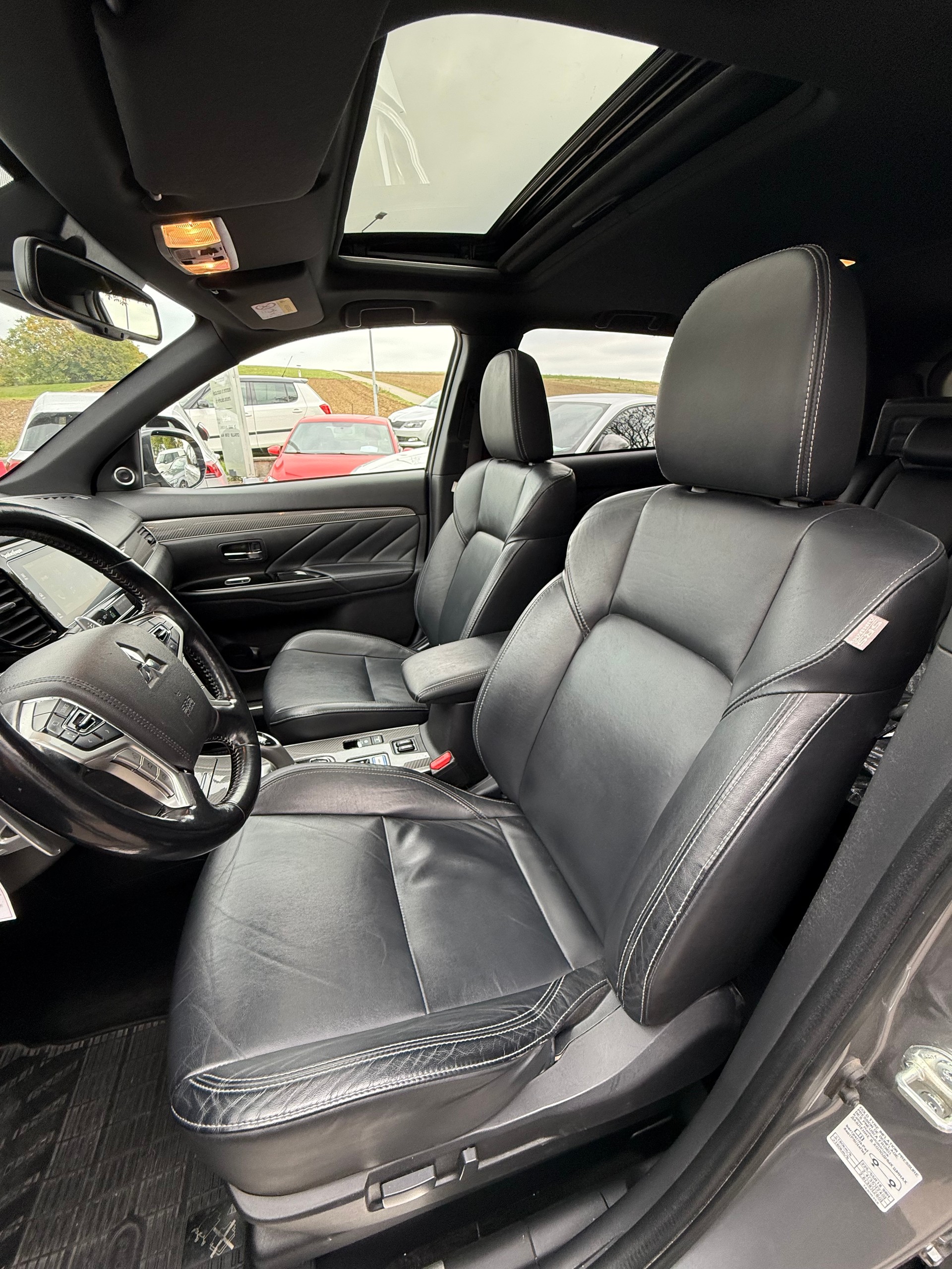 MITSUBISHI Outlander 2.4 PHEV Diamond 4WD Automatic-image-4