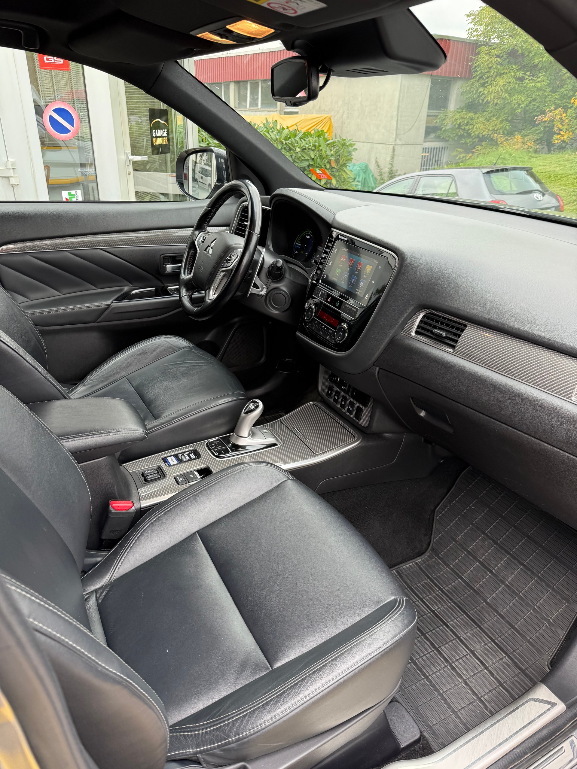 MITSUBISHI Outlander 2.4 PHEV Diamond 4WD Automatic-image-3