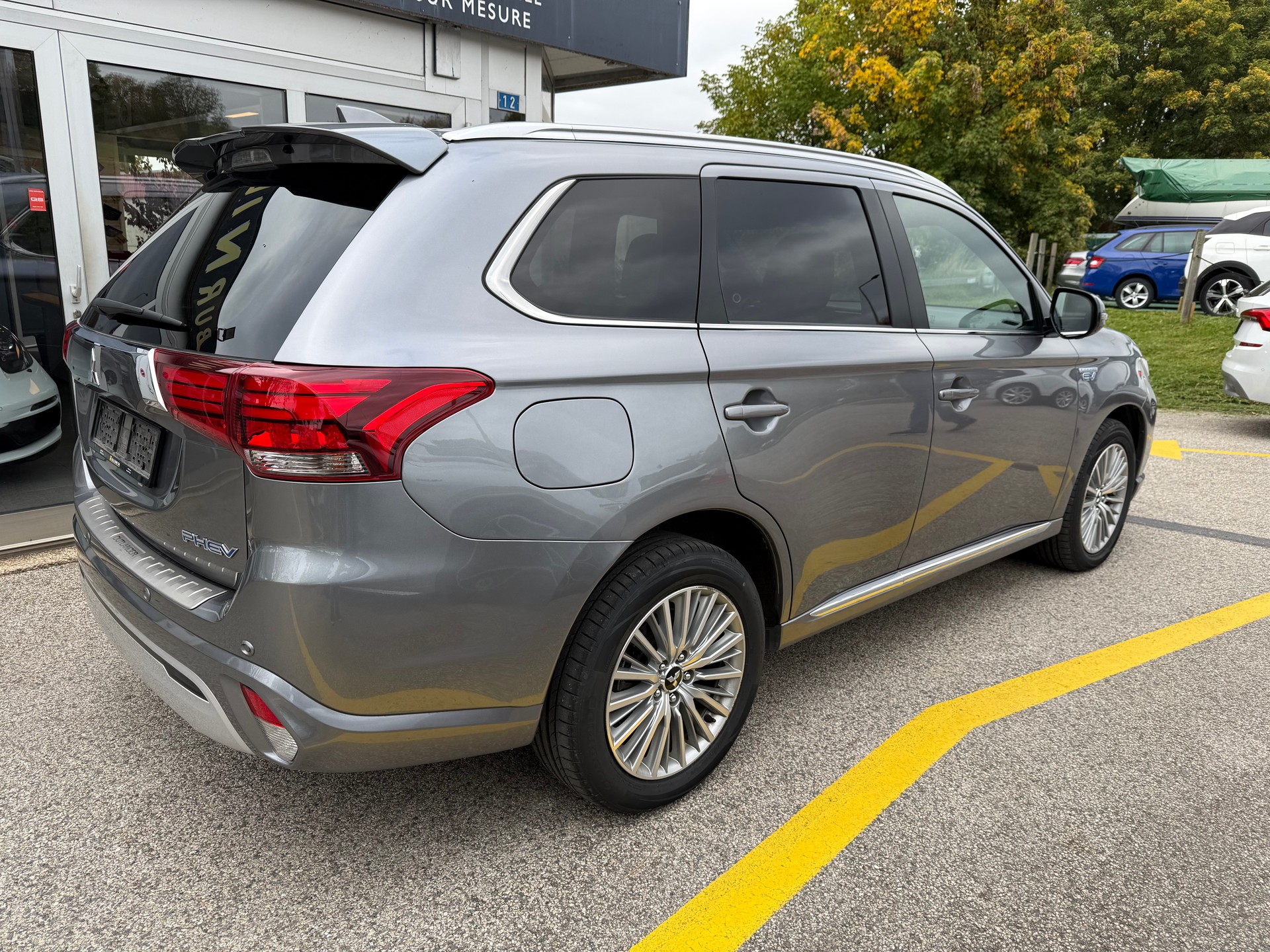 MITSUBISHI Outlander 2.4 PHEV Diamond 4WD Automatic-image-2