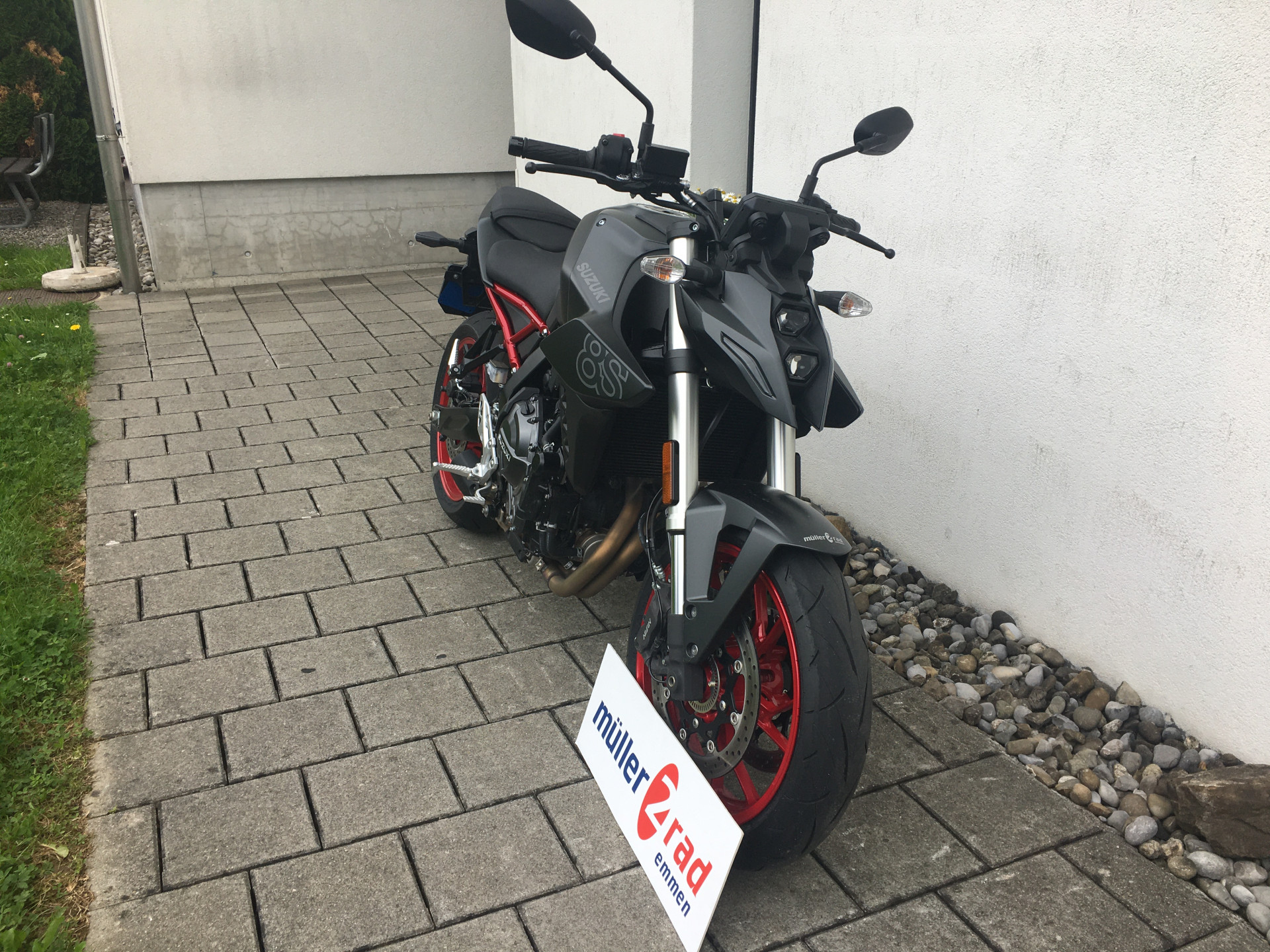 SUZUKI GSX-8S-showroom-element-2